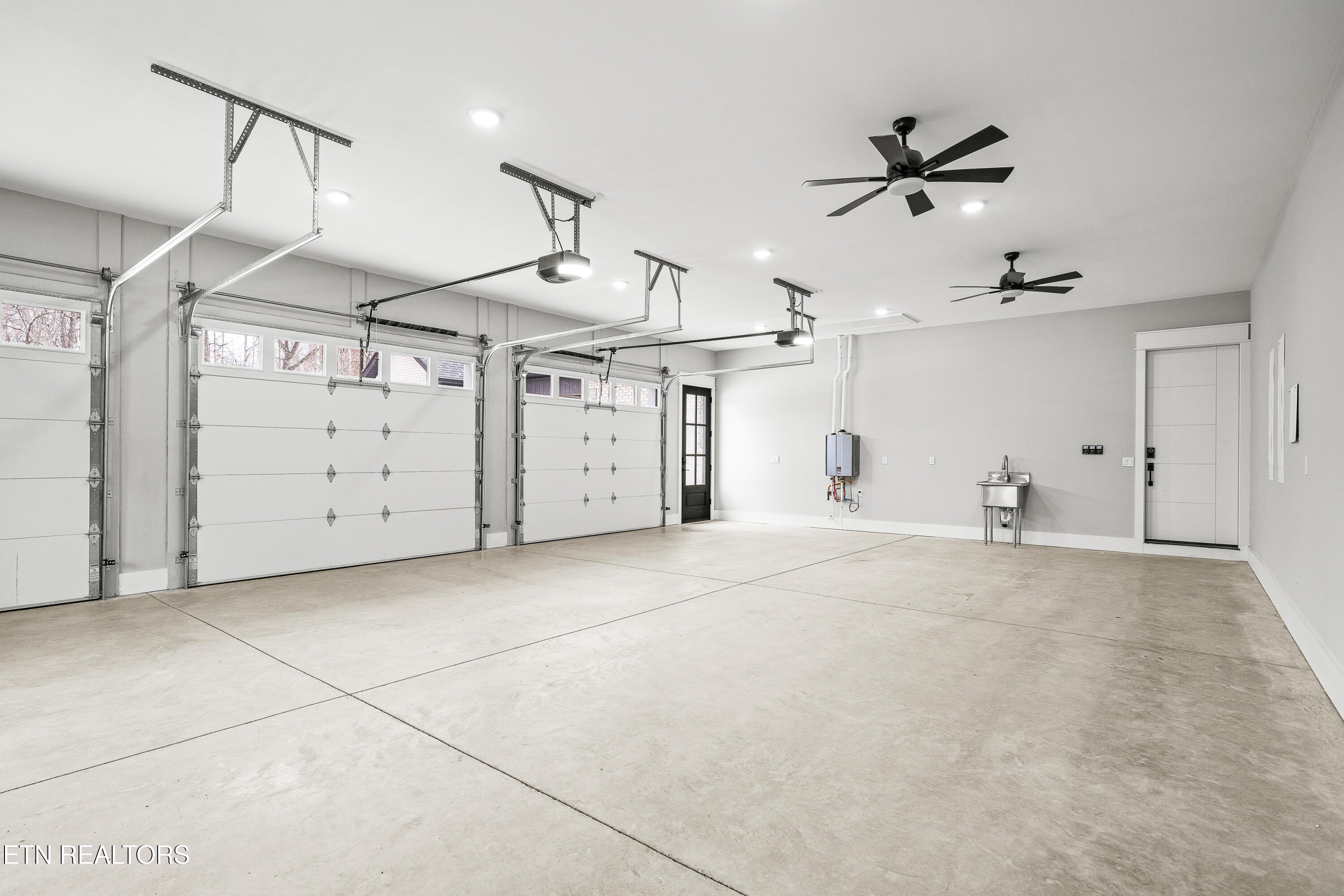 Crossville, Tennessee, 38555, United States, 4 Bedrooms Bedrooms, ,5 BathroomsBathrooms,Residential,For Sale,1977925