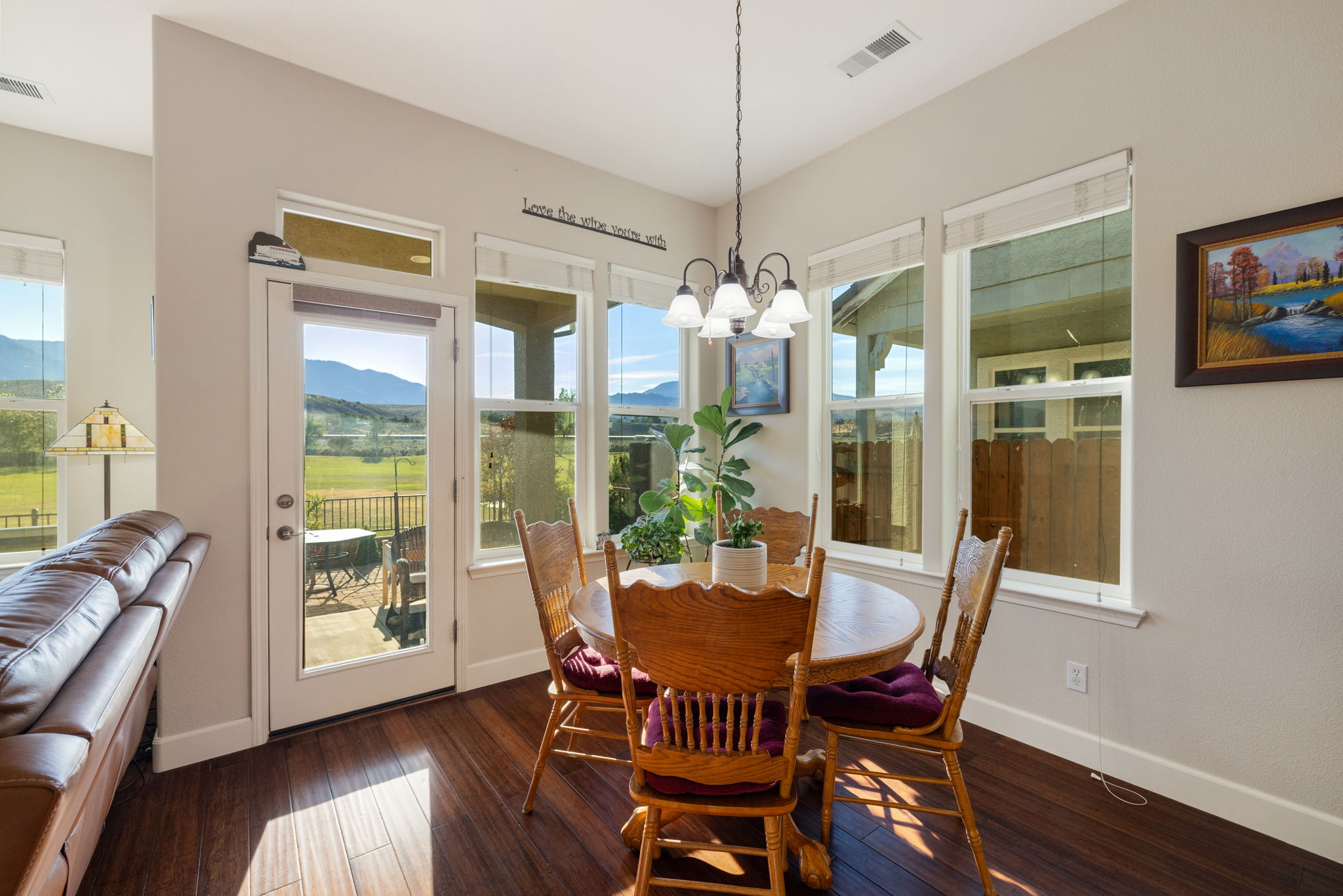  Refined Minden Living with Designer Touches and Captivating Mountain Views - 物件實景