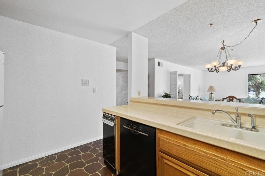 San Diego, California, 92110, United States, 2 Bedrooms Bedrooms, ,2 BathroomsBathrooms,Residential,For Sale,1804693