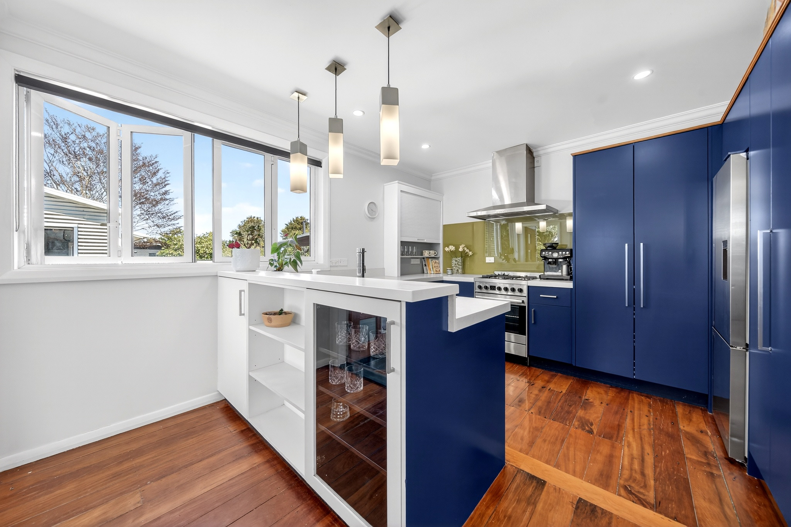  Family Living with Poolside Entertaining - 物件實景