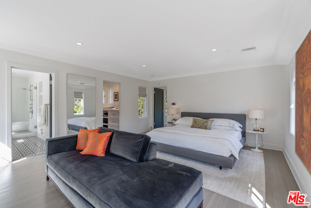 Los Angeles, California, 90020, United States, 5 Bedrooms Bedrooms, ,5 BathroomsBathrooms,Residential,For Sale,1939583
