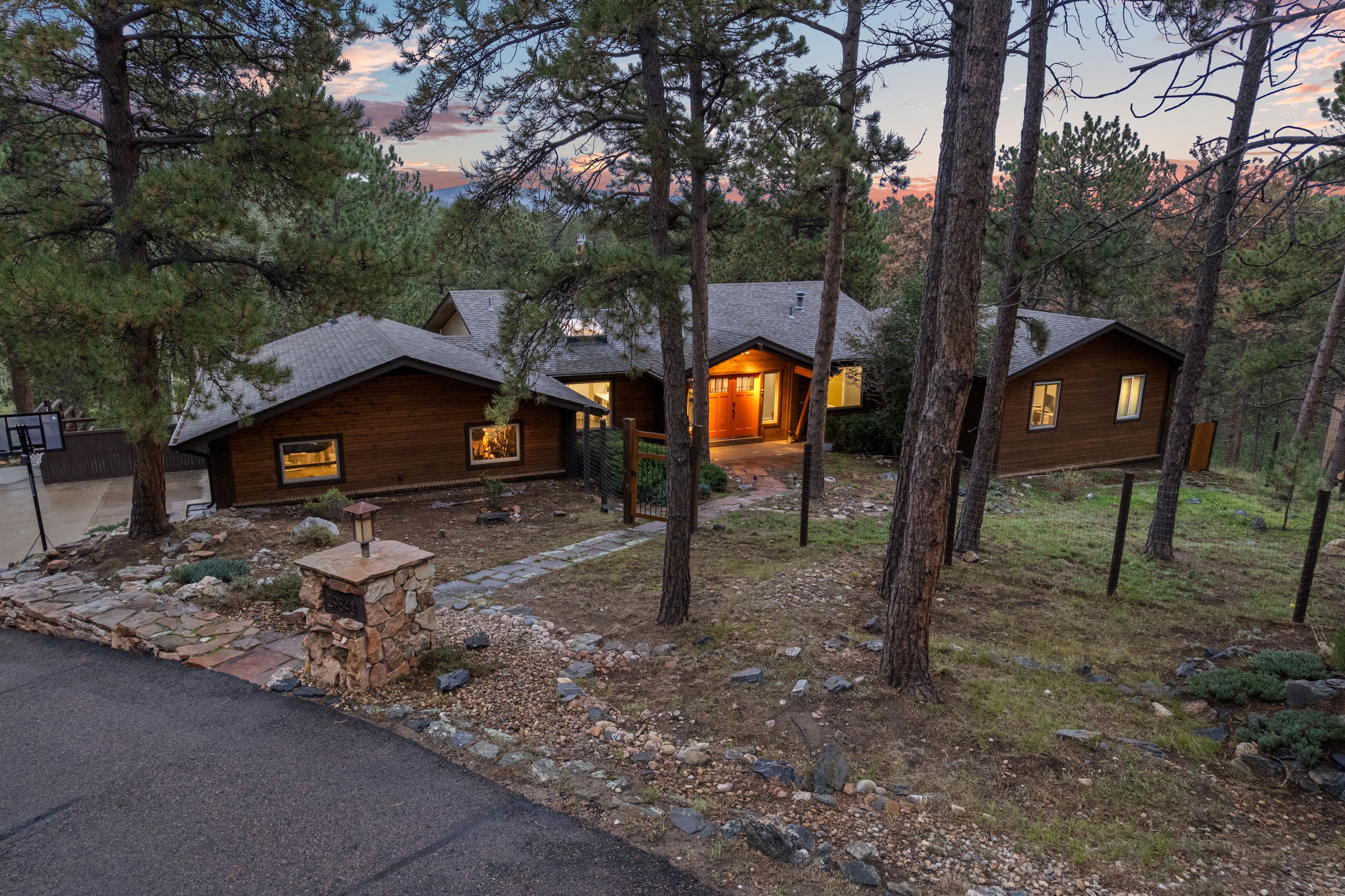  Meticulously Renovated Home in Hiwan with Sophisticated Take on Mountain Living - 物件實景