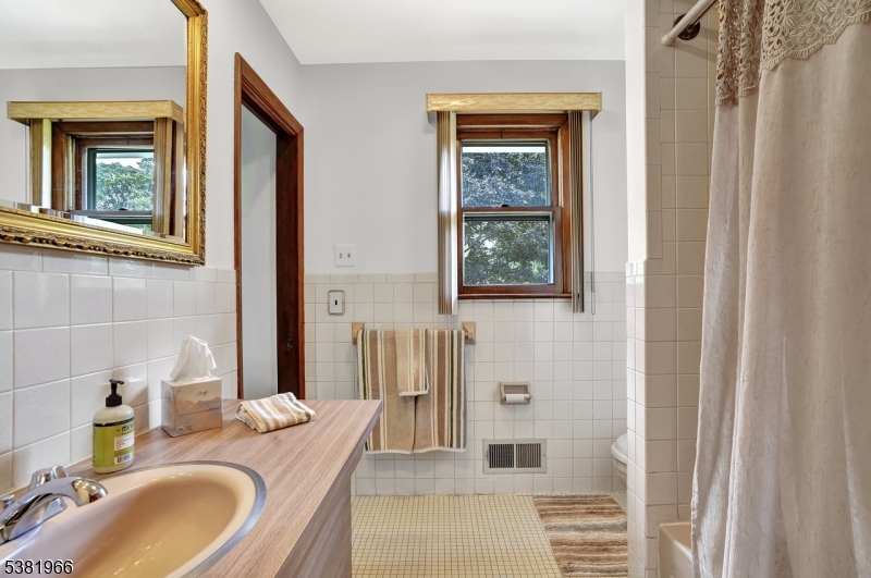 Pequannock Twp., New Jersey, 07444, United States, 3 Bedrooms Bedrooms, ,2 BathroomsBathrooms,Residential,For Sale,1934340