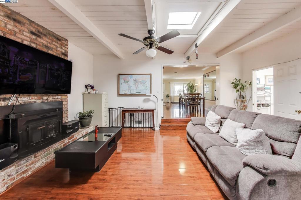 Hayward, California, 94544, United States, 3 Bedrooms Bedrooms, ,2 BathroomsBathrooms,Residential,For Sale,1938339