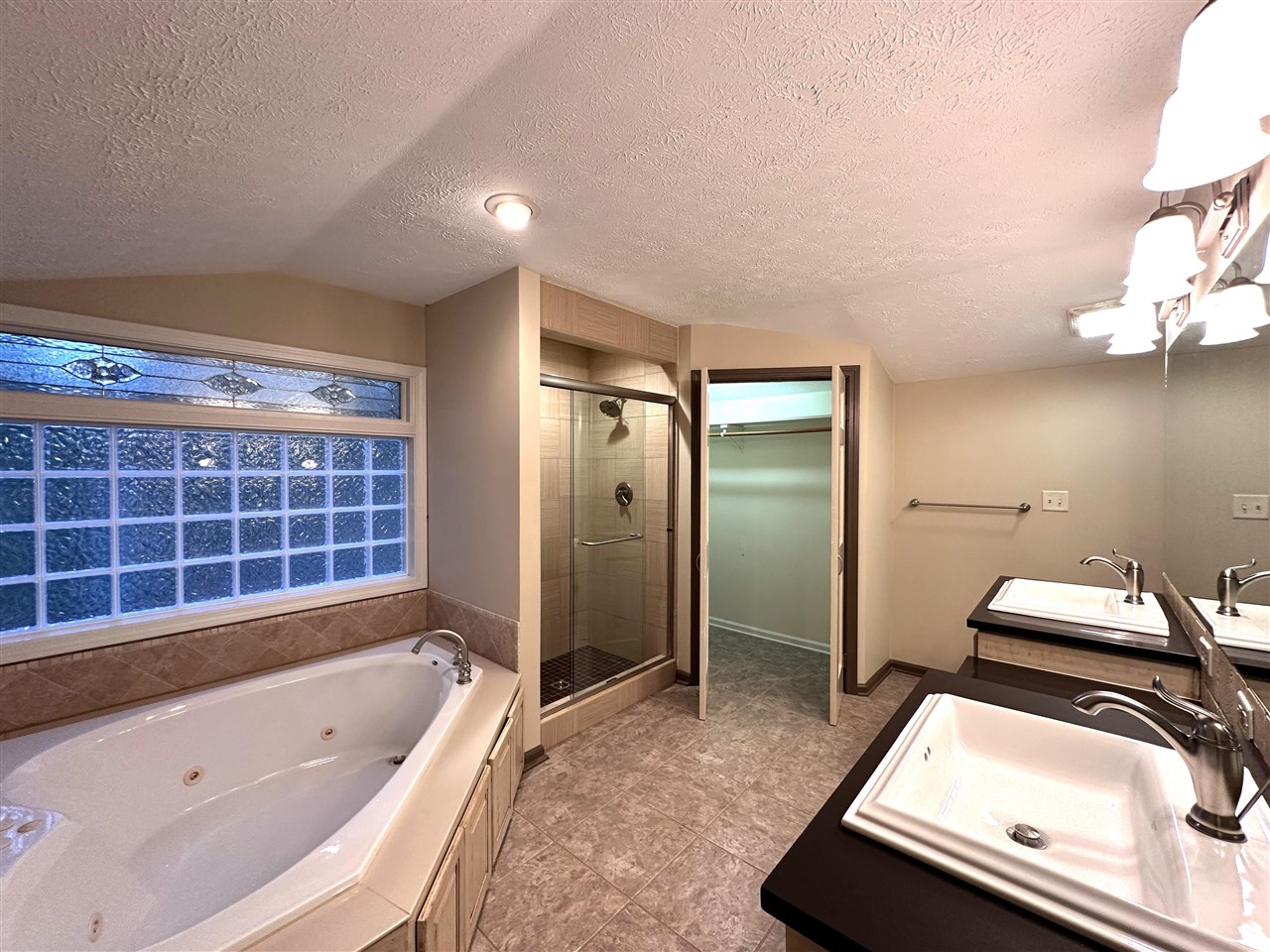 Bowling Green, Kentucky, 42103, United States, 4 Bedrooms Bedrooms, ,5 BathroomsBathrooms,Residential,For Sale,1991633