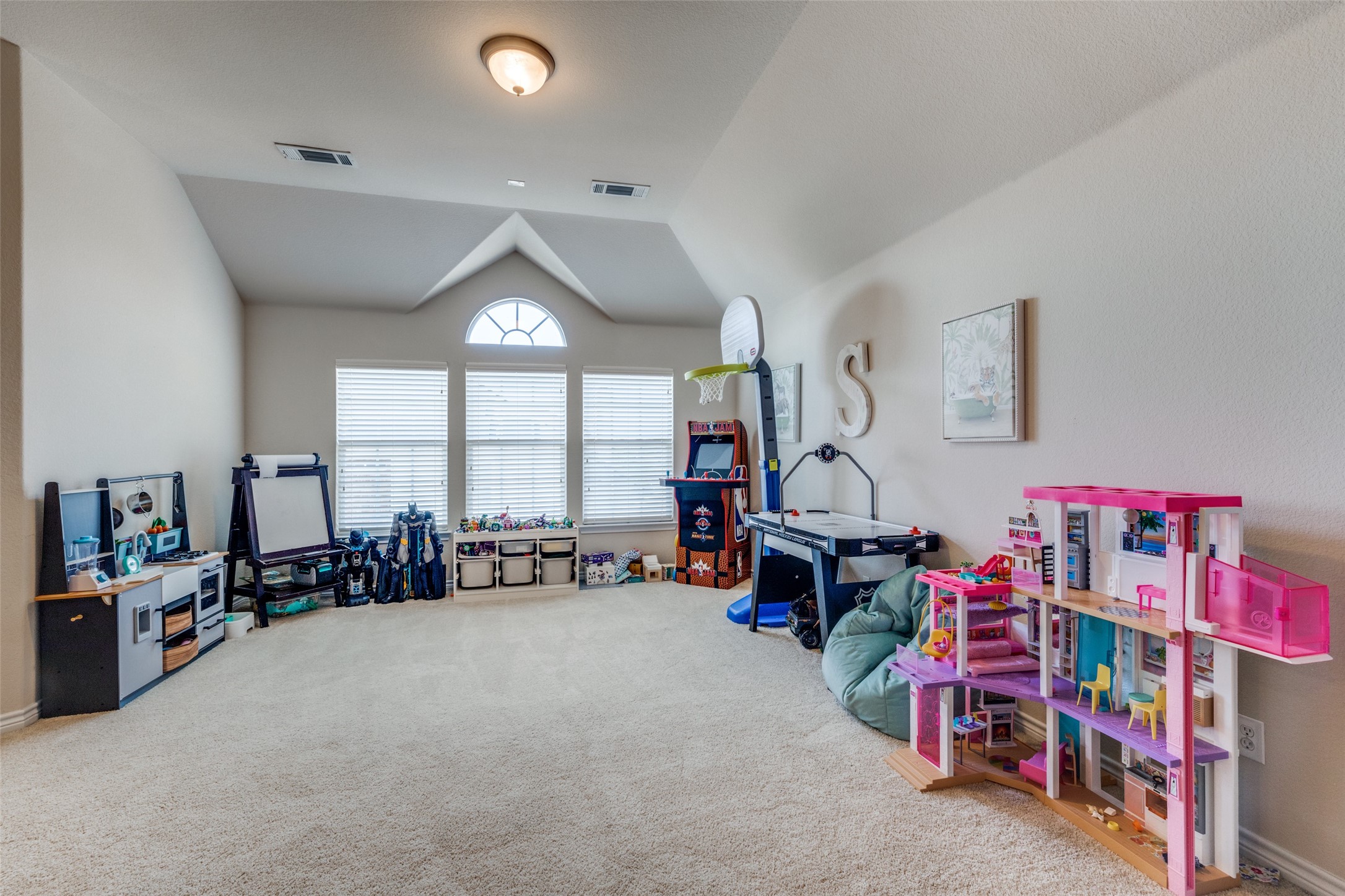 Kennedale, Texas, 76060, United States, 5 Bedrooms Bedrooms, ,4 BathroomsBathrooms,Residential,For Sale,1926987