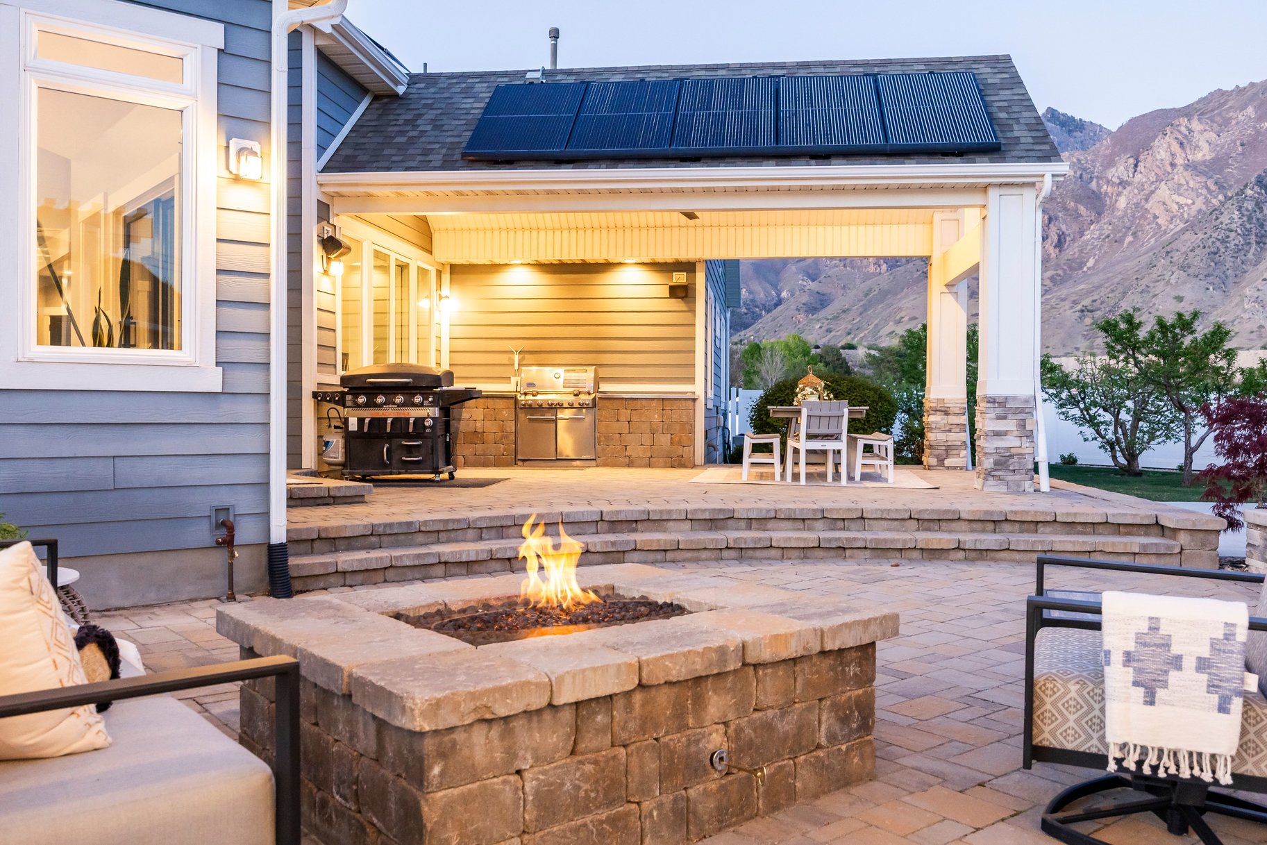  Beautiful Craftsman Rambler With Basement Apartment, Sports Pool and Pool House - 物件實景
