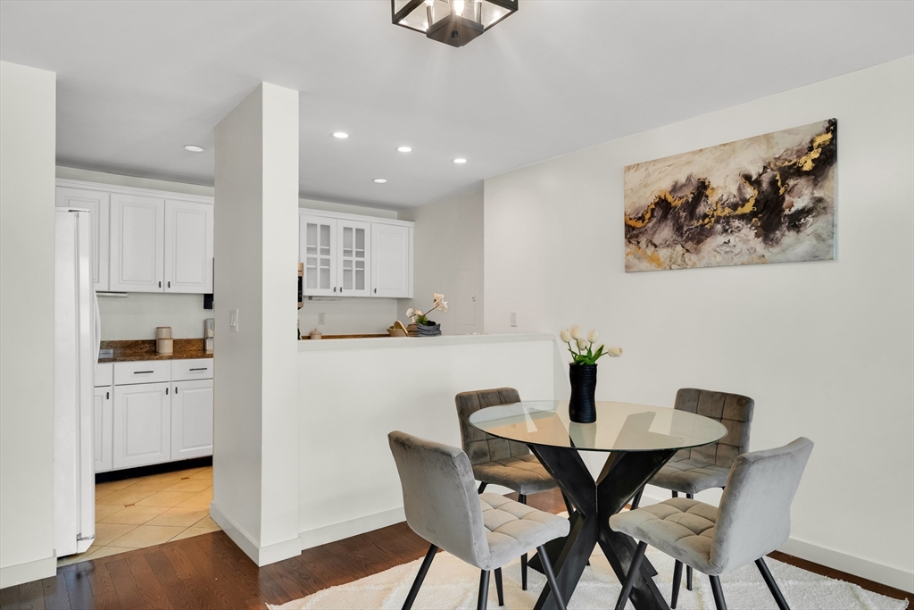 Newton, Massachusetts, 02464, United States, 2 Bedrooms Bedrooms, ,2 BathroomsBathrooms,Residential,For Sale,1947082