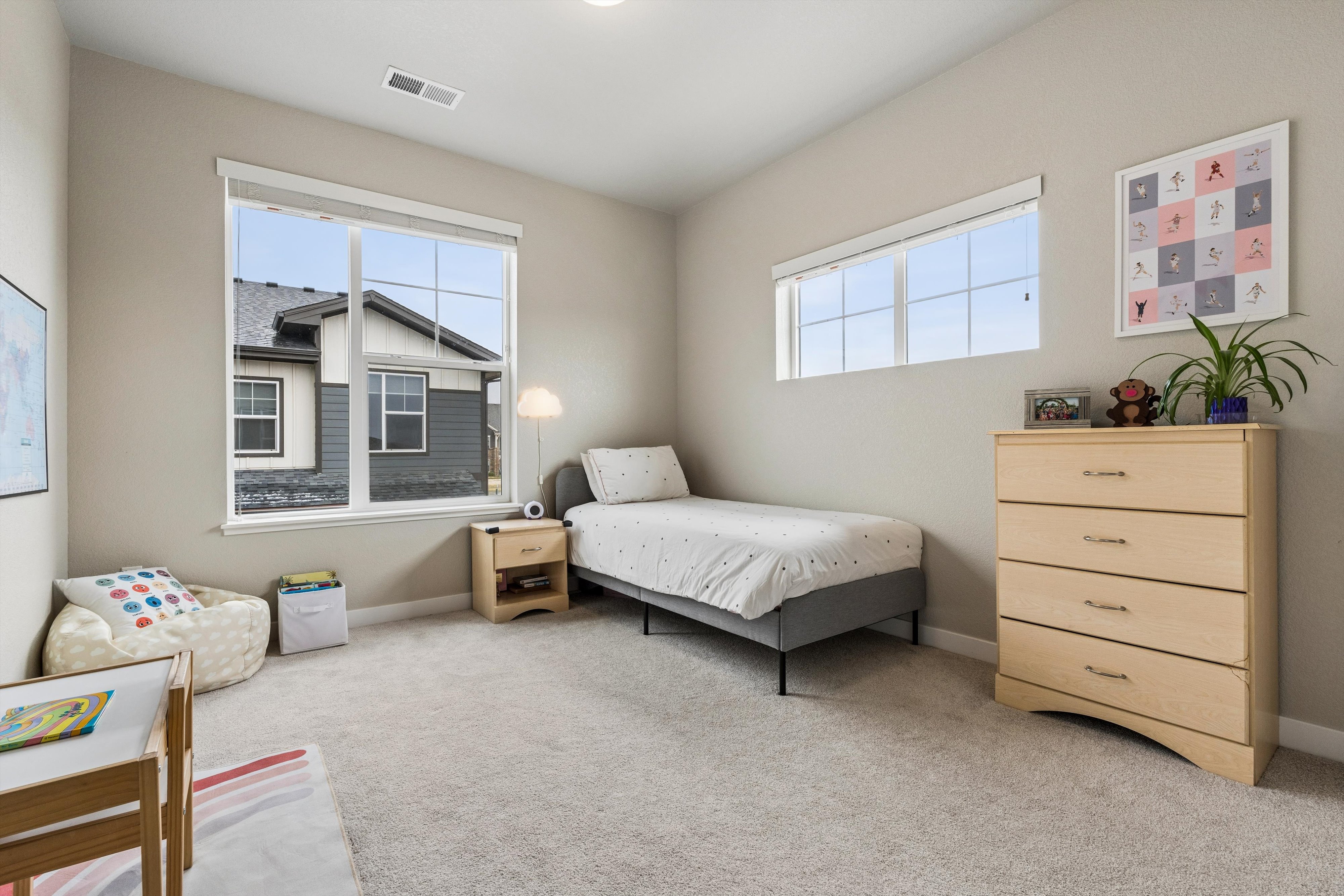 Beautifully Maintained 3-Bed, 3-Bath End Unit Home with an Attached 2-Car Garage - 物件實景