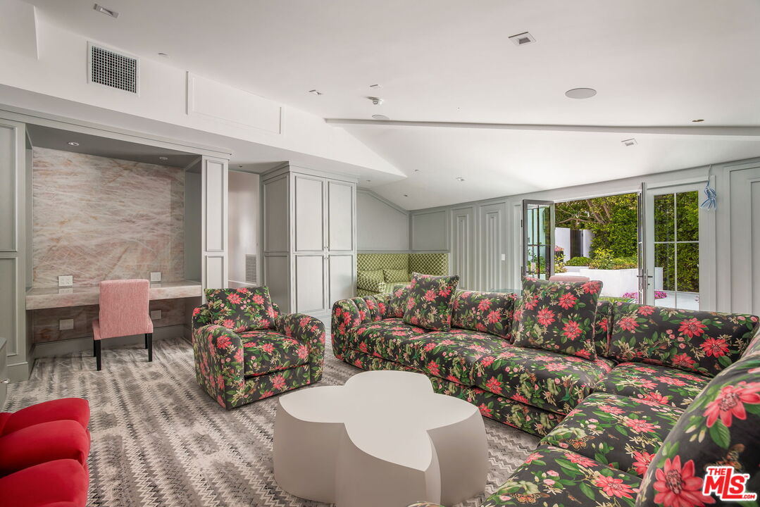 Pacific Palisades, California, 90272, United States, 4 Bedrooms Bedrooms, ,6 BathroomsBathrooms,Residential,For Sale,1796963