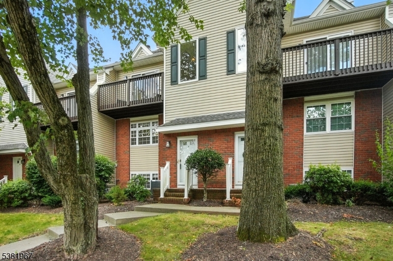 Berkeley Heights Twp., New Jersey, 07922, United States, 2 Bedrooms Bedrooms, ,3 BathroomsBathrooms,Residential,For Sale,1939510