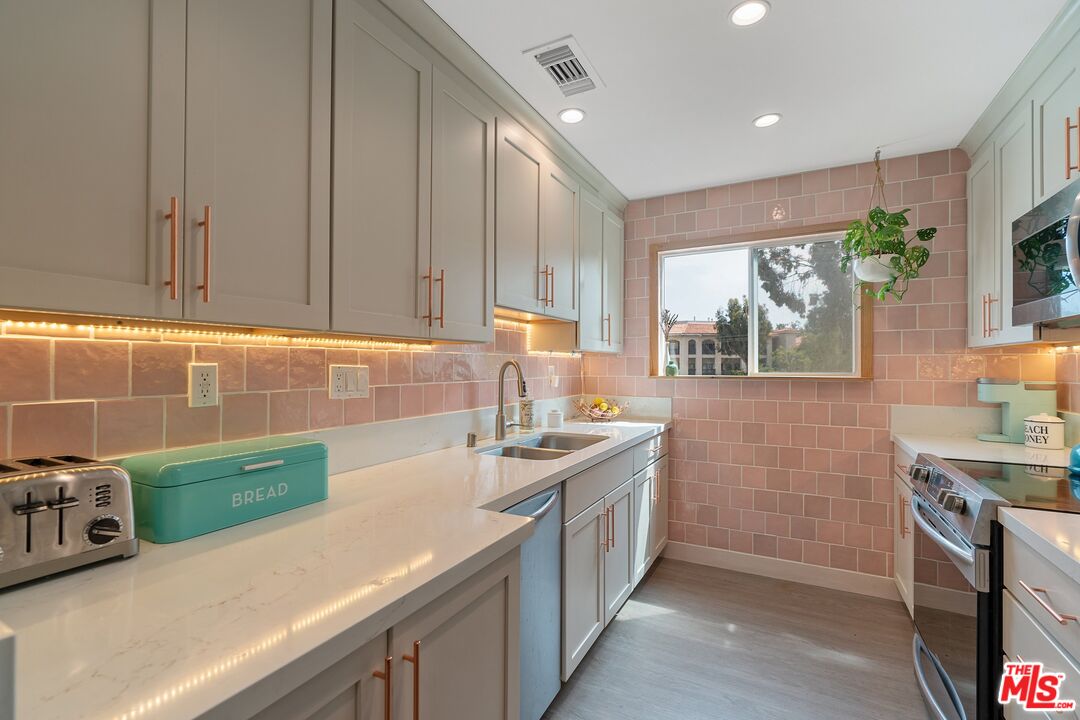 Malibu, California, 90265, United States, 3 Bedrooms Bedrooms, ,2 BathroomsBathrooms,Residential,For Sale,1991505