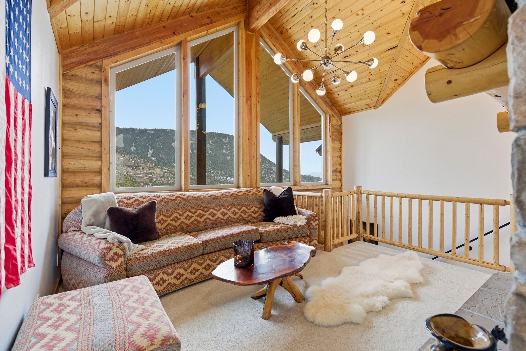  Renovated Log Cabin in Cedar Highlands with Wraparound Deck & Mountain Views - 物件實景