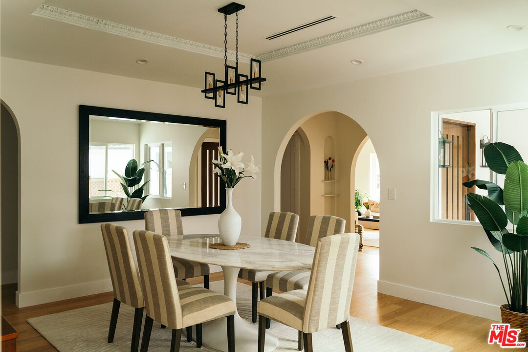 Los Angeles, California, 90019, United States, 4 Bedrooms Bedrooms, ,4 BathroomsBathrooms,Residential,For Sale,1889946