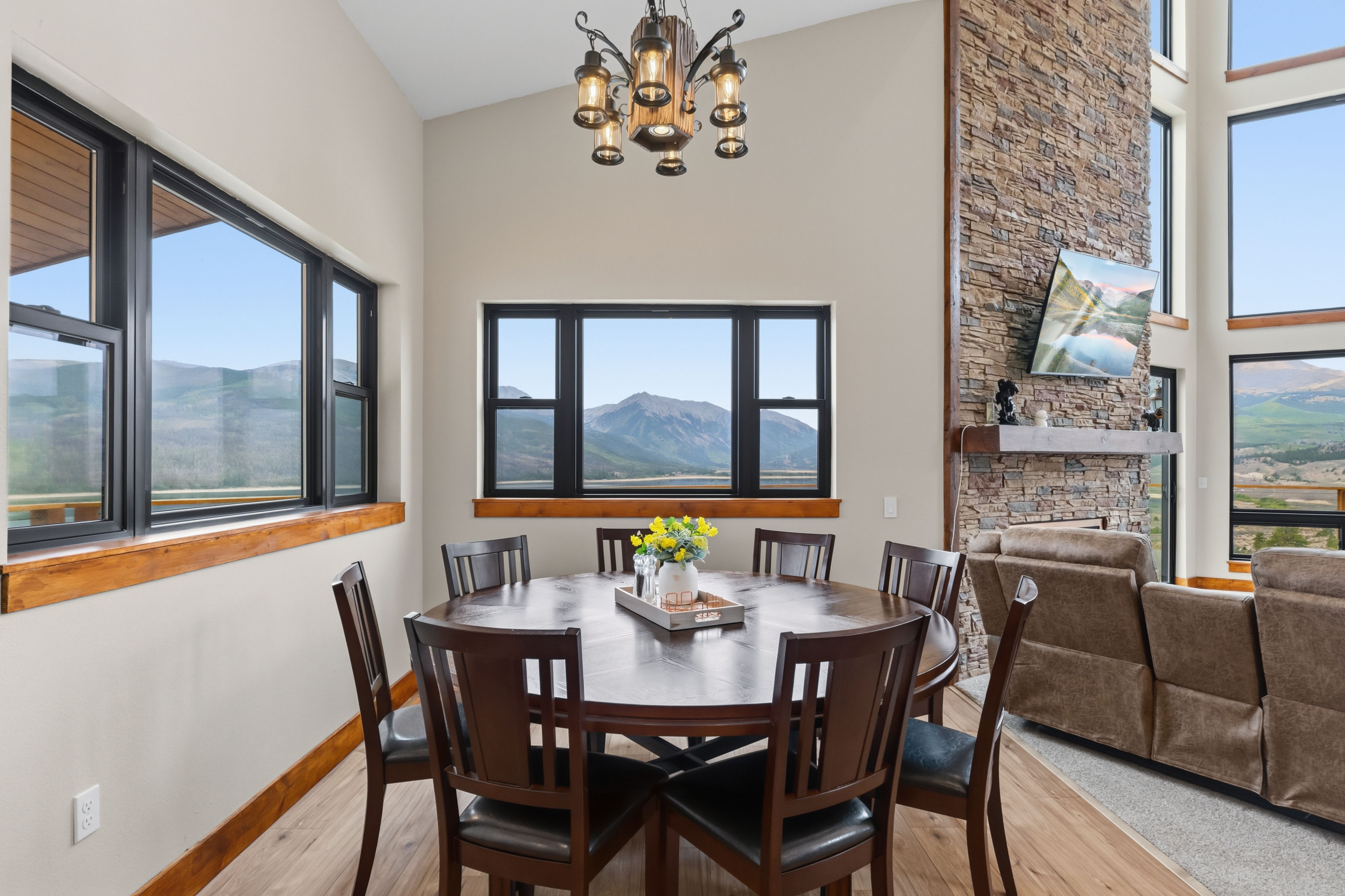  New Construction with Show-Stopping Twin Lakes Views - 物件實景