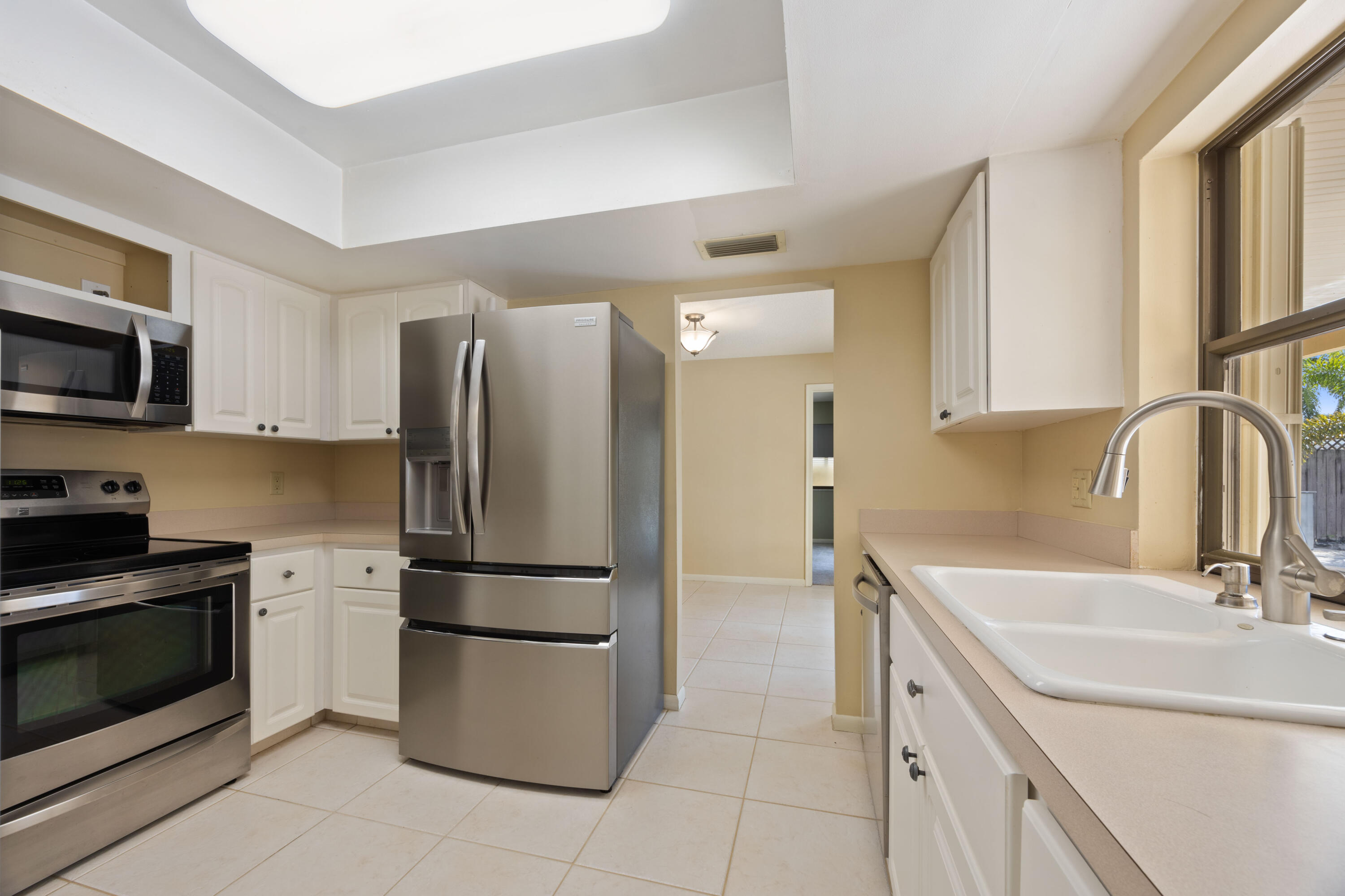 Lake Worth, Florida, 33462, United States, 3 Bedrooms Bedrooms, ,2 BathroomsBathrooms,Residential,For Sale,1966496