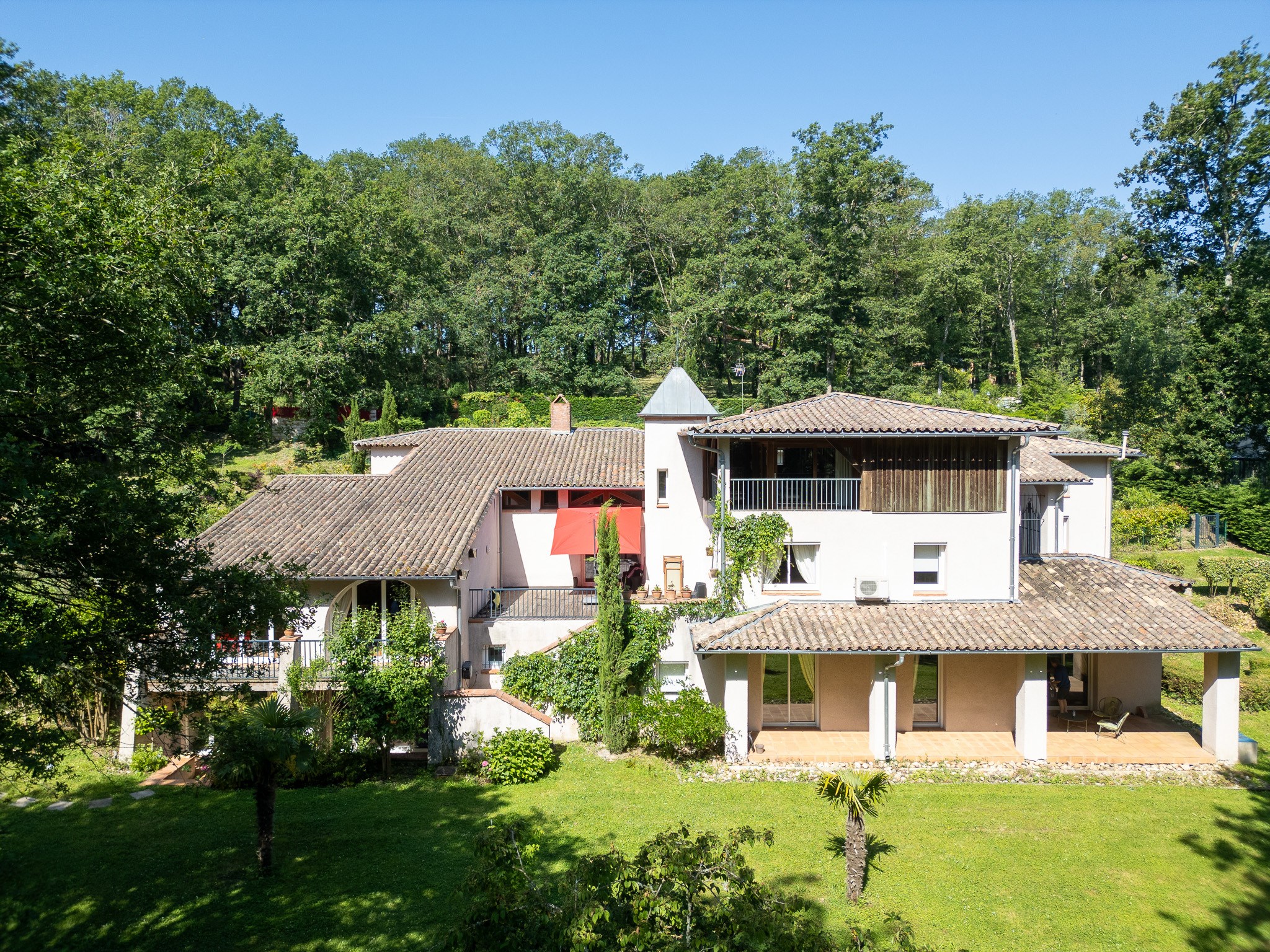  Superb property set in landscaped grounds near an 18-hole golf course. - 物件實景