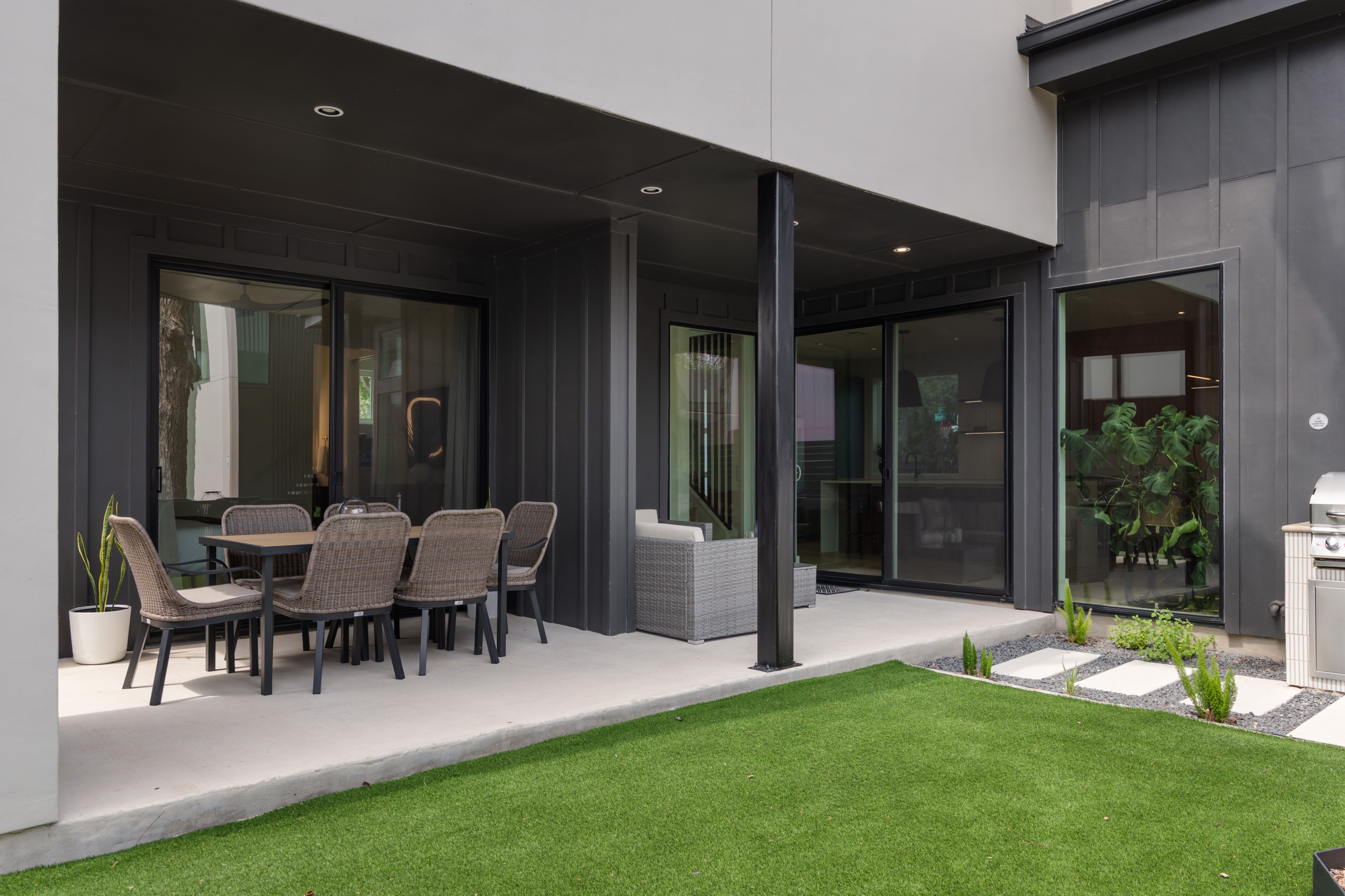  Striking Cobalt Design Home - 物件實景
