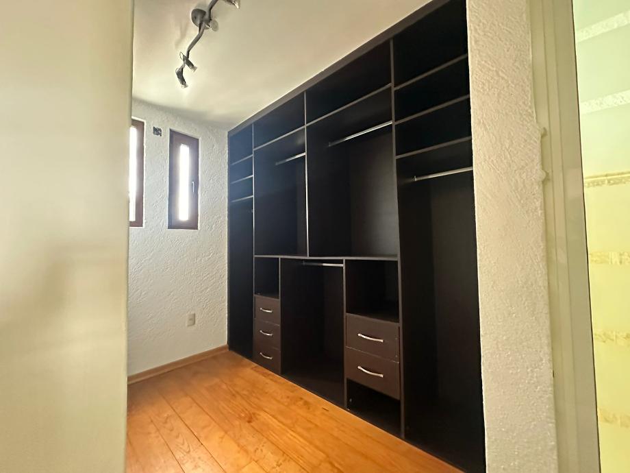 INSURGENTES, Metepec, Estado de méxico, 52172, Mexico, 4 Bedrooms Bedrooms, ,4 BathroomsBathrooms,Residential,For Sale,INSURGENTES,1628764