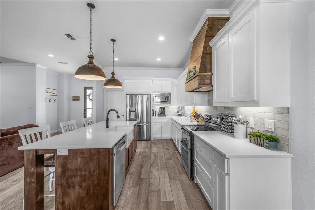 Weatherford, Texas, 76088, United States, 5 Bedrooms Bedrooms, ,5 BathroomsBathrooms,Residential,For Sale,1900599