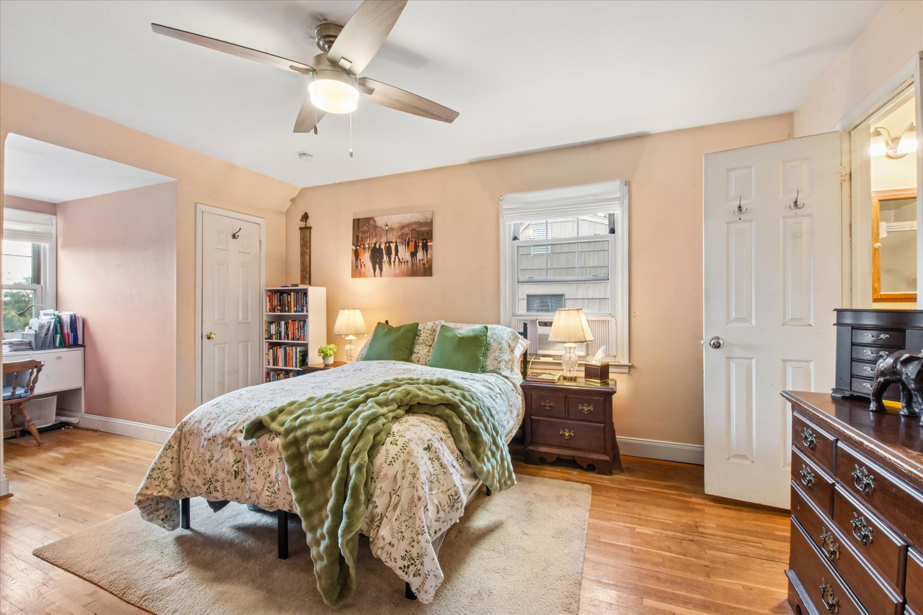  Opportunity Awaits to Reimagine Renovate and Make this Cape Cod Home Your Own - 物件實景
