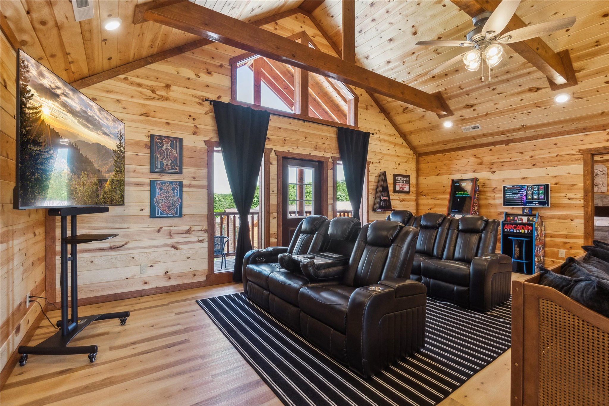 Sevierville, Tennessee, 37876, United States, 8 Bedrooms Bedrooms, ,9 BathroomsBathrooms,Residential,For Sale,1981124