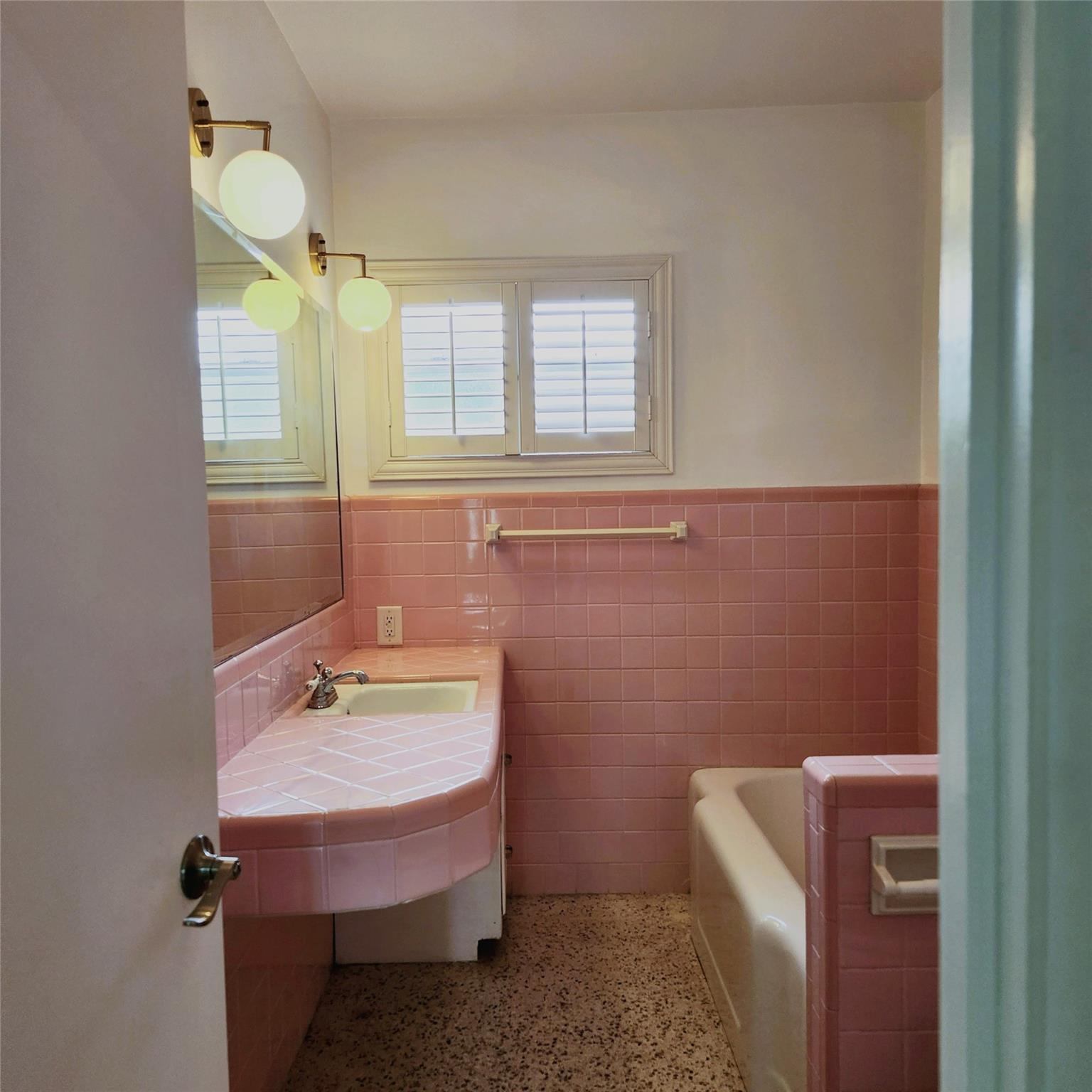 Lake Worth, Florida, 33460, United States, 2 Bedrooms Bedrooms, ,2 BathroomsBathrooms,Residential,For Sale,1942994