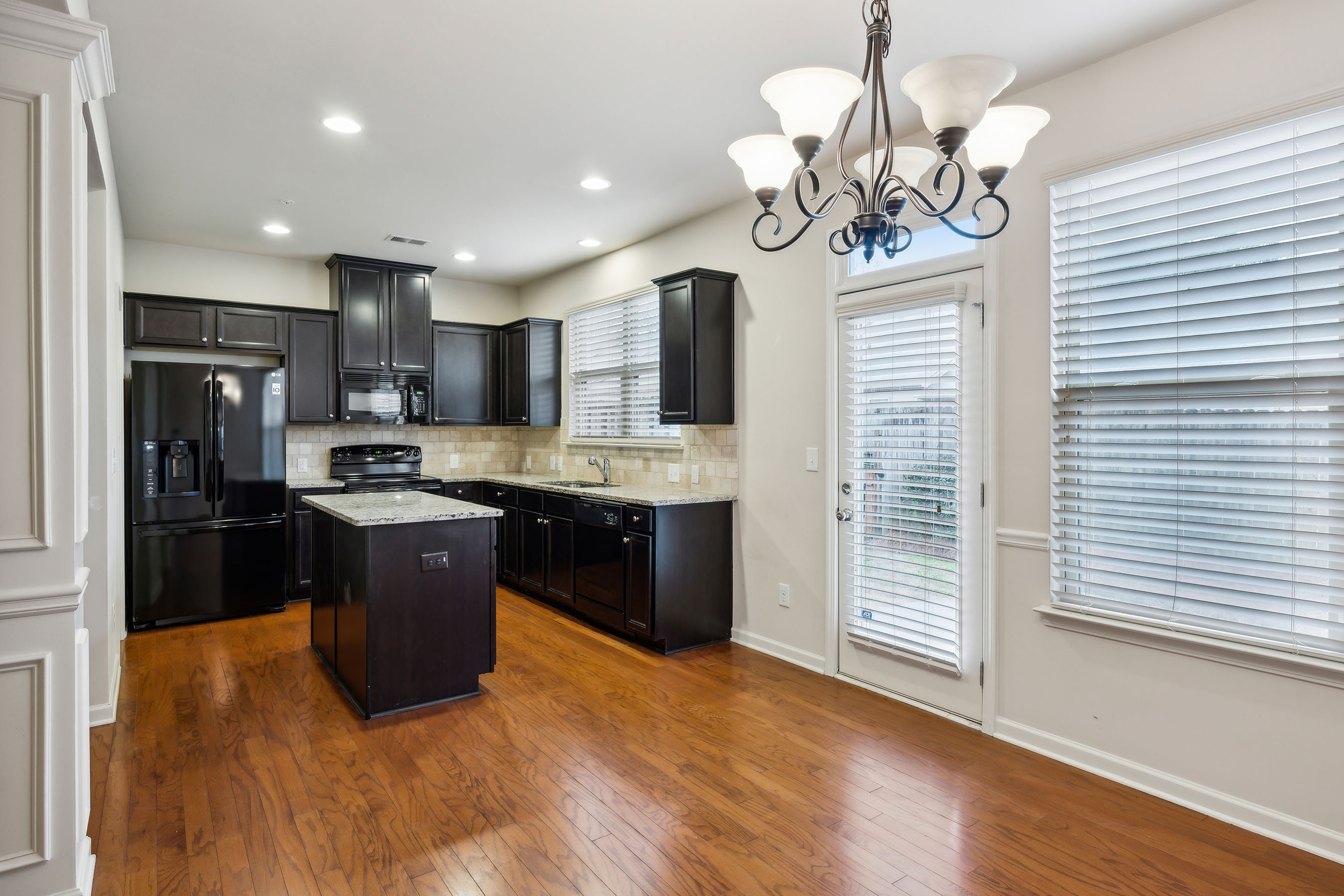  Welcome to this Beautifully Maintained Two-Story Townhome - 物件實景