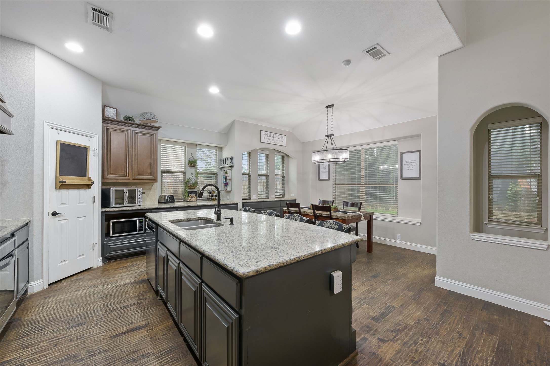 Burleson, Texas, 76028, United States, 4 Bedrooms Bedrooms, ,4 BathroomsBathrooms,Residential,For Sale,1874251