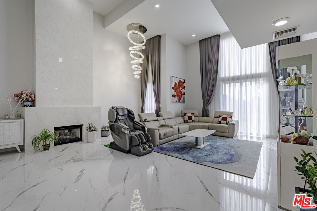 Los Angeles, California, 90010, United States, 3 Bedrooms Bedrooms, ,3 BathroomsBathrooms,Residential,For Sale,1992003