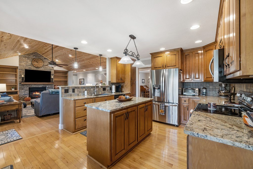 Hayesville, North Carolina, 28904, United States, 3 Bedrooms Bedrooms, ,4 BathroomsBathrooms,Residential,For Sale,1974136