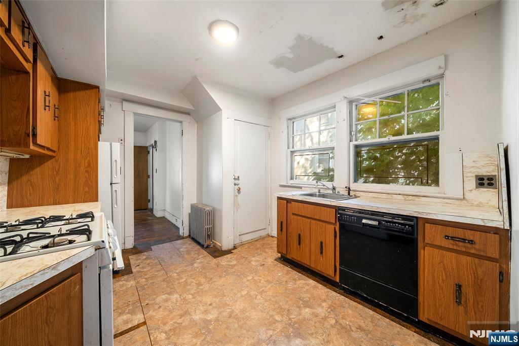 Englewood, New Jersey, 07631, United States, 3 Bedrooms Bedrooms, ,2 BathroomsBathrooms,Residential,For Sale,1925520