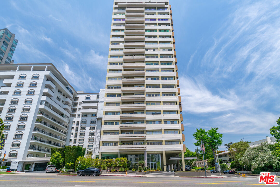 Los Angeles, California, 90024, United States, 2 Bedrooms Bedrooms, ,2 BathroomsBathrooms,Residential,For Sale,1891333