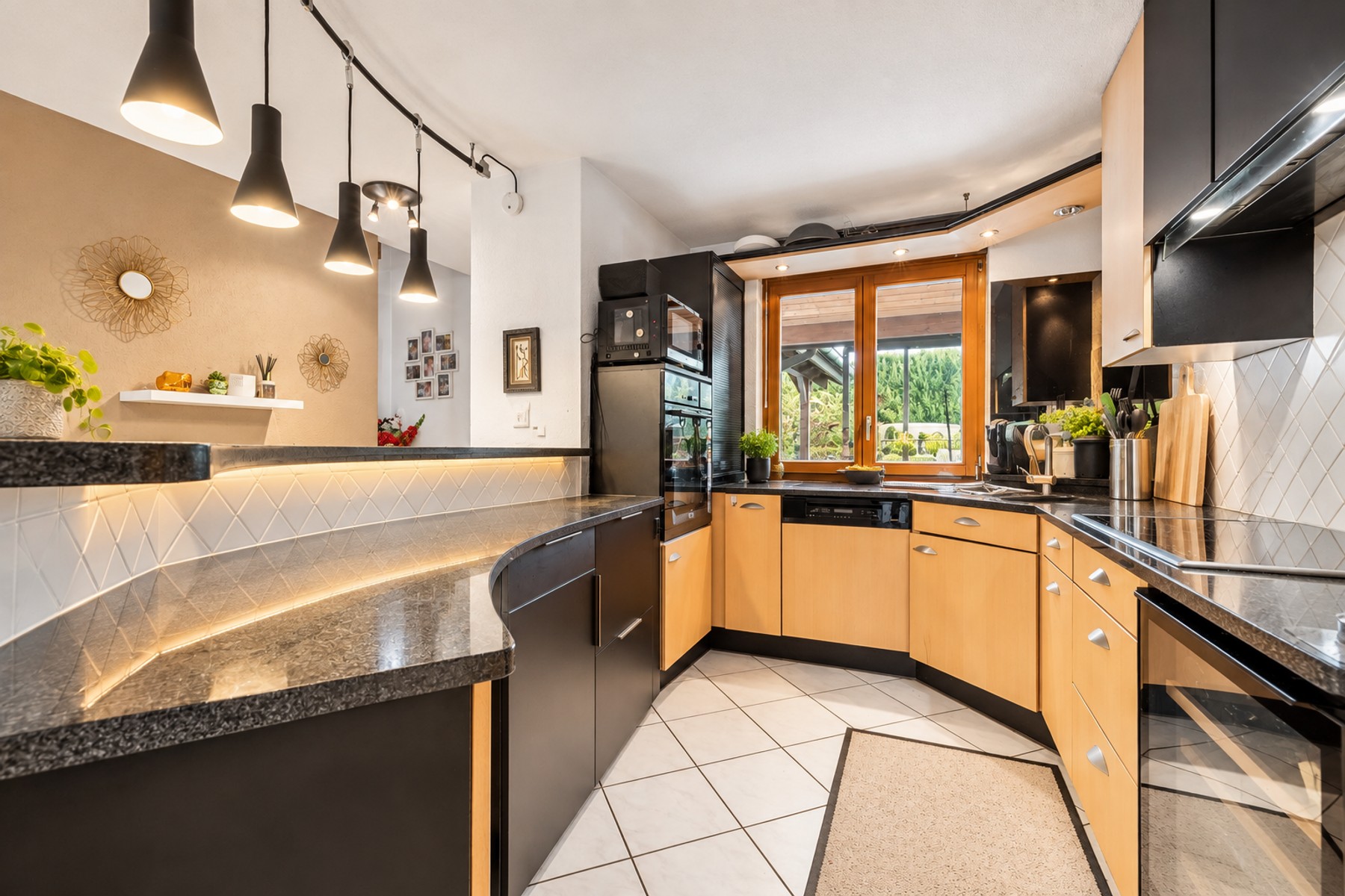  Semi-detached house with a gable roof and a peaceful garden in Chavannes-des-Boi - 物件實景