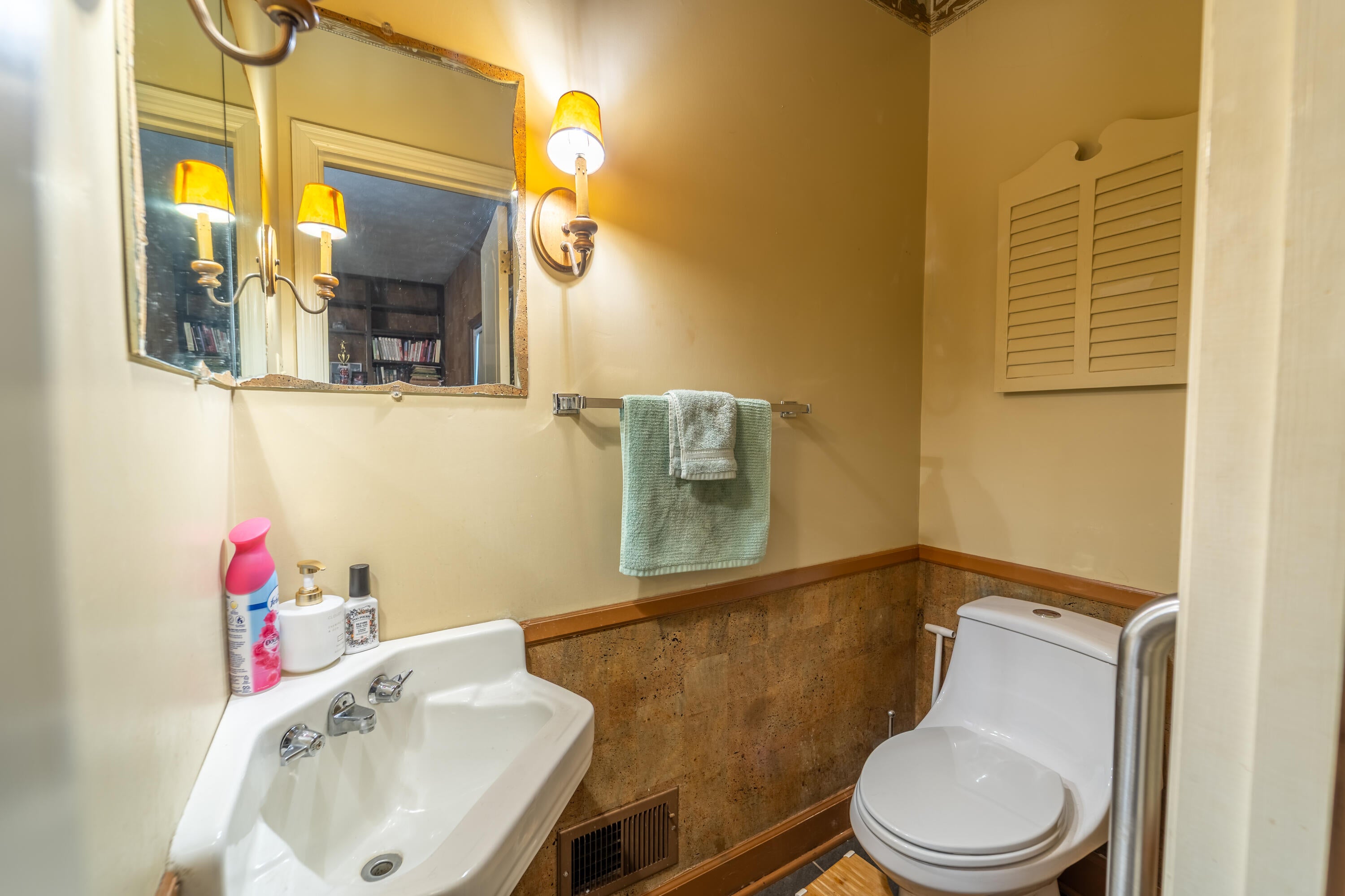 Lexington, Kentucky, 40502, United States, 4 Bedrooms Bedrooms, ,4 BathroomsBathrooms,Residential,For Sale,1976316