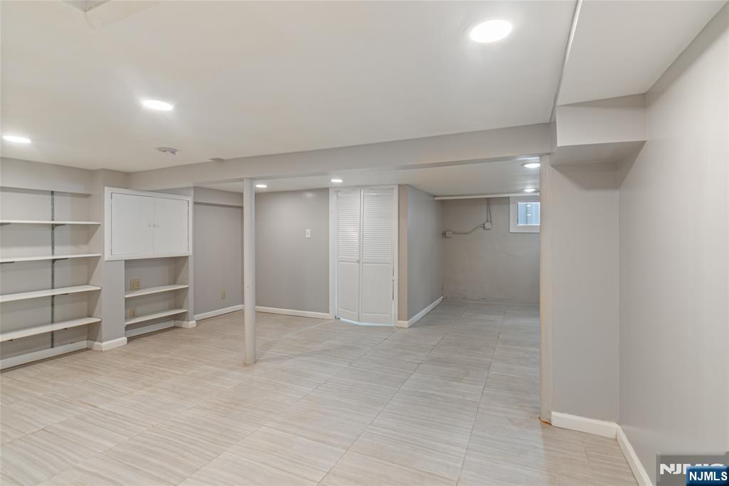 Teaneck, New Jersey, 07666, United States, 3 Bedrooms Bedrooms, ,2 BathroomsBathrooms,Residential,For Sale,1987513