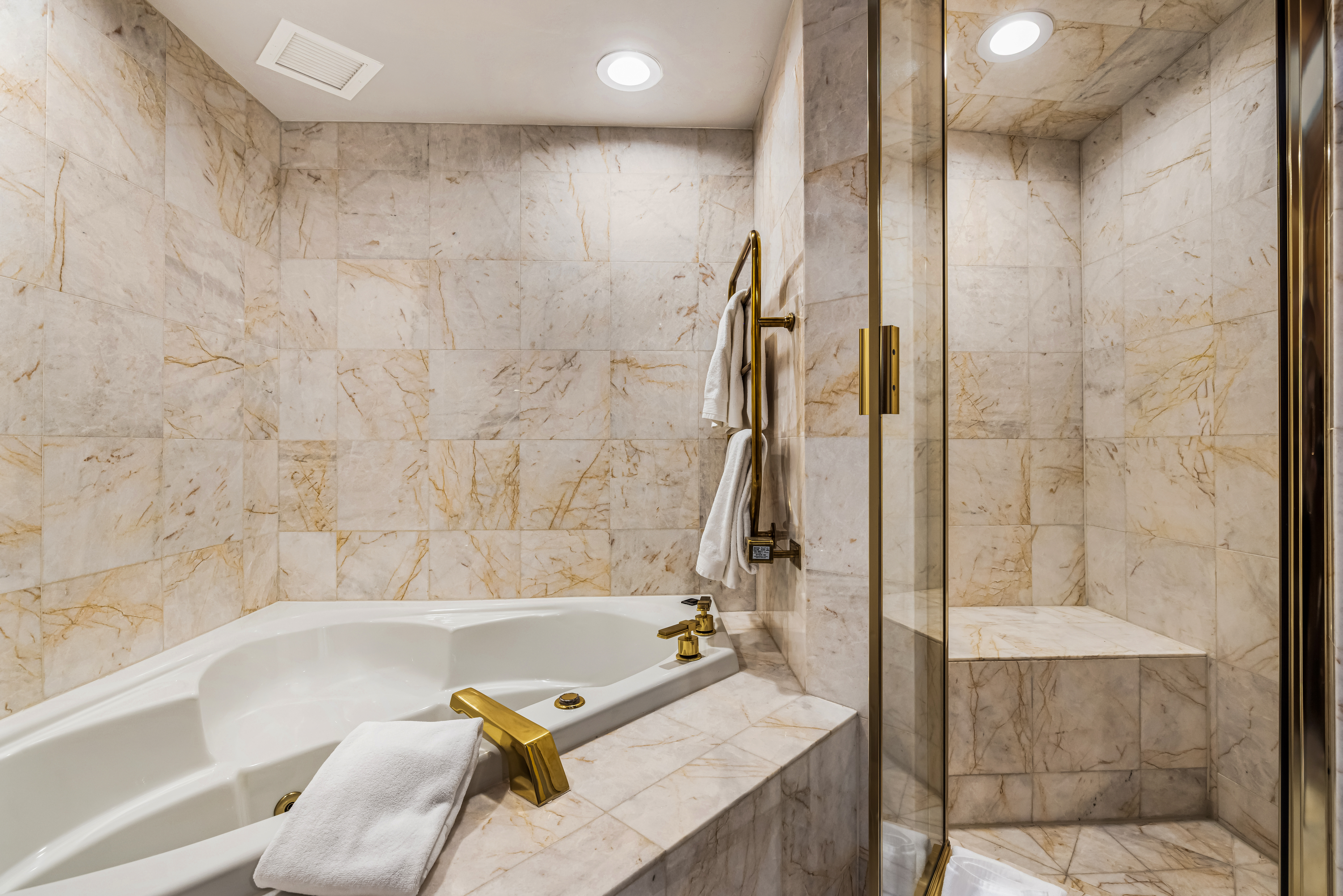  Beaver Creek 2-bedroom retreat with soft alpine light drifting in - 物件實景