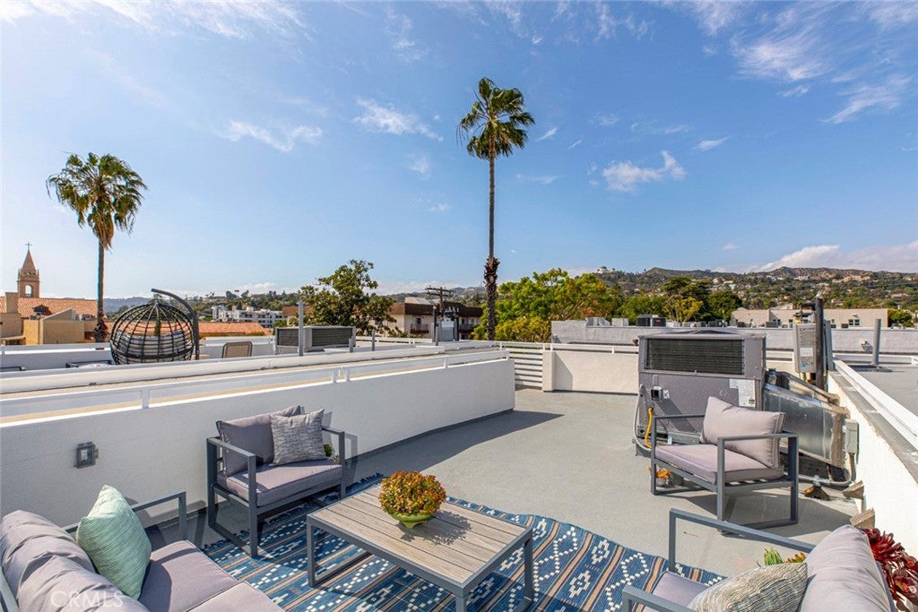 Los Angeles, California, 90027, United States, ,Residential,For Sale,1938959
