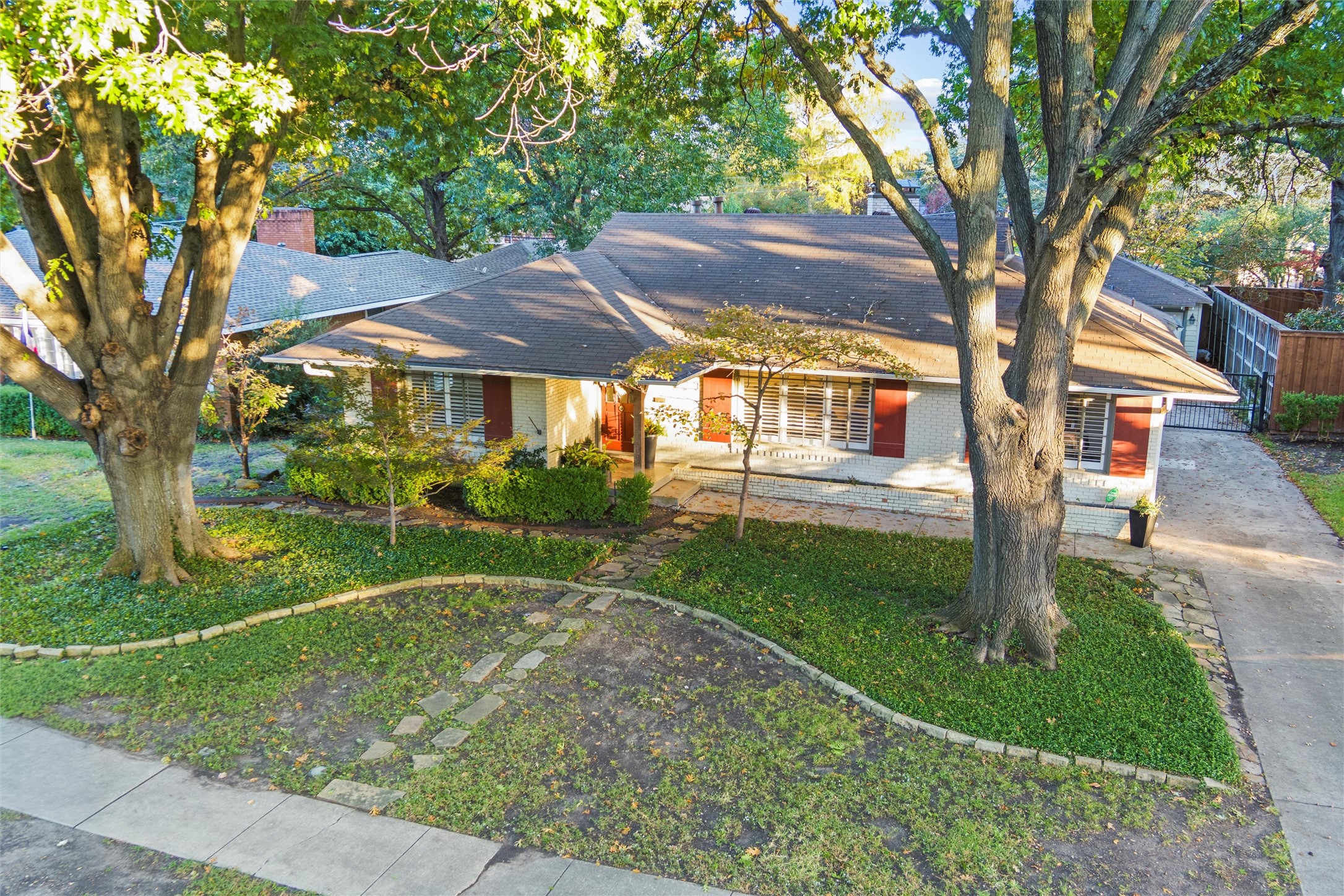 Dallas, Texas, 75214, United States, 3 Bedrooms Bedrooms, ,2 BathroomsBathrooms,Residential,For Sale,1989303