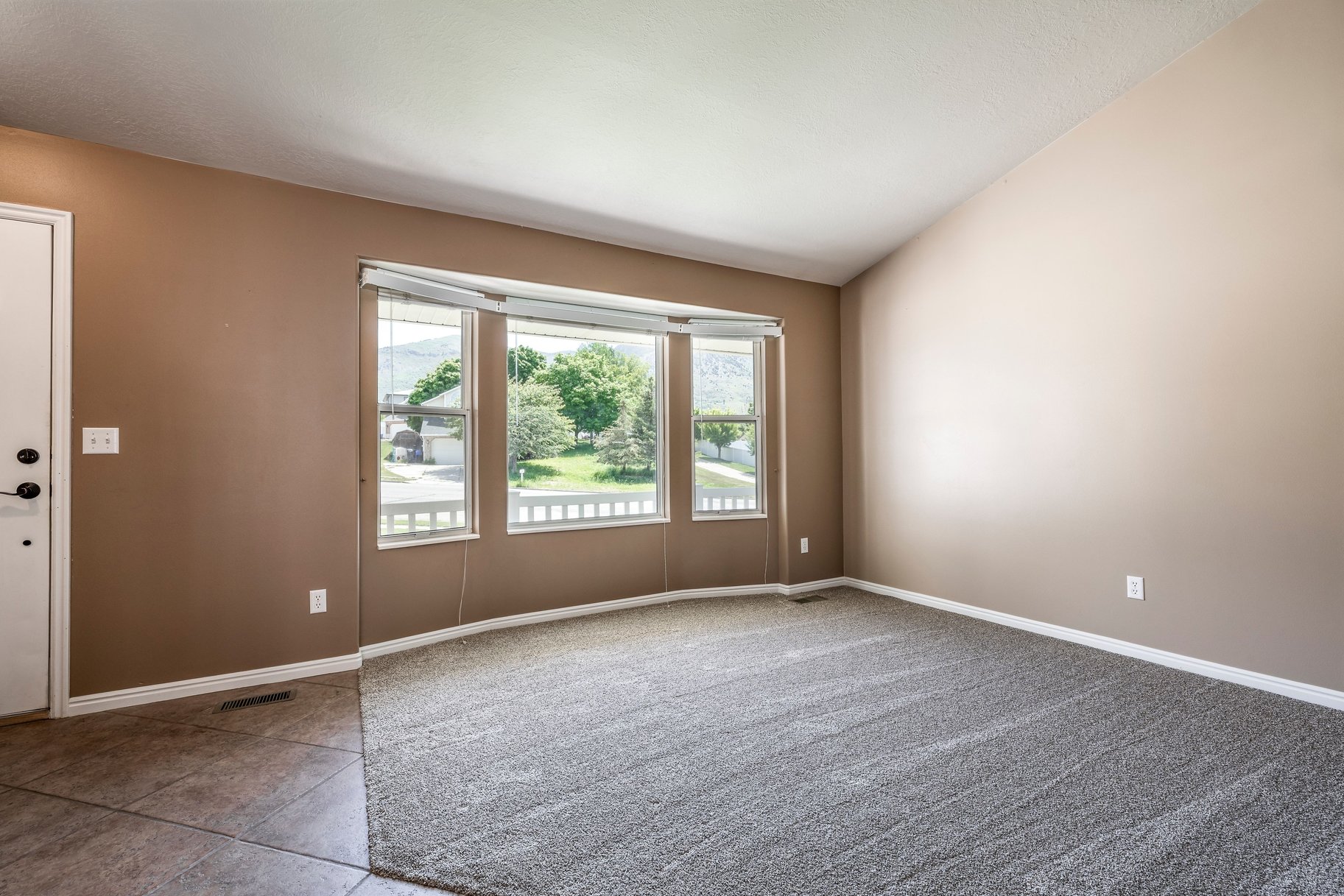  5 Bedroom, 3 Bath Home With One Of North Ogdens Best Porch Views - 物件實景