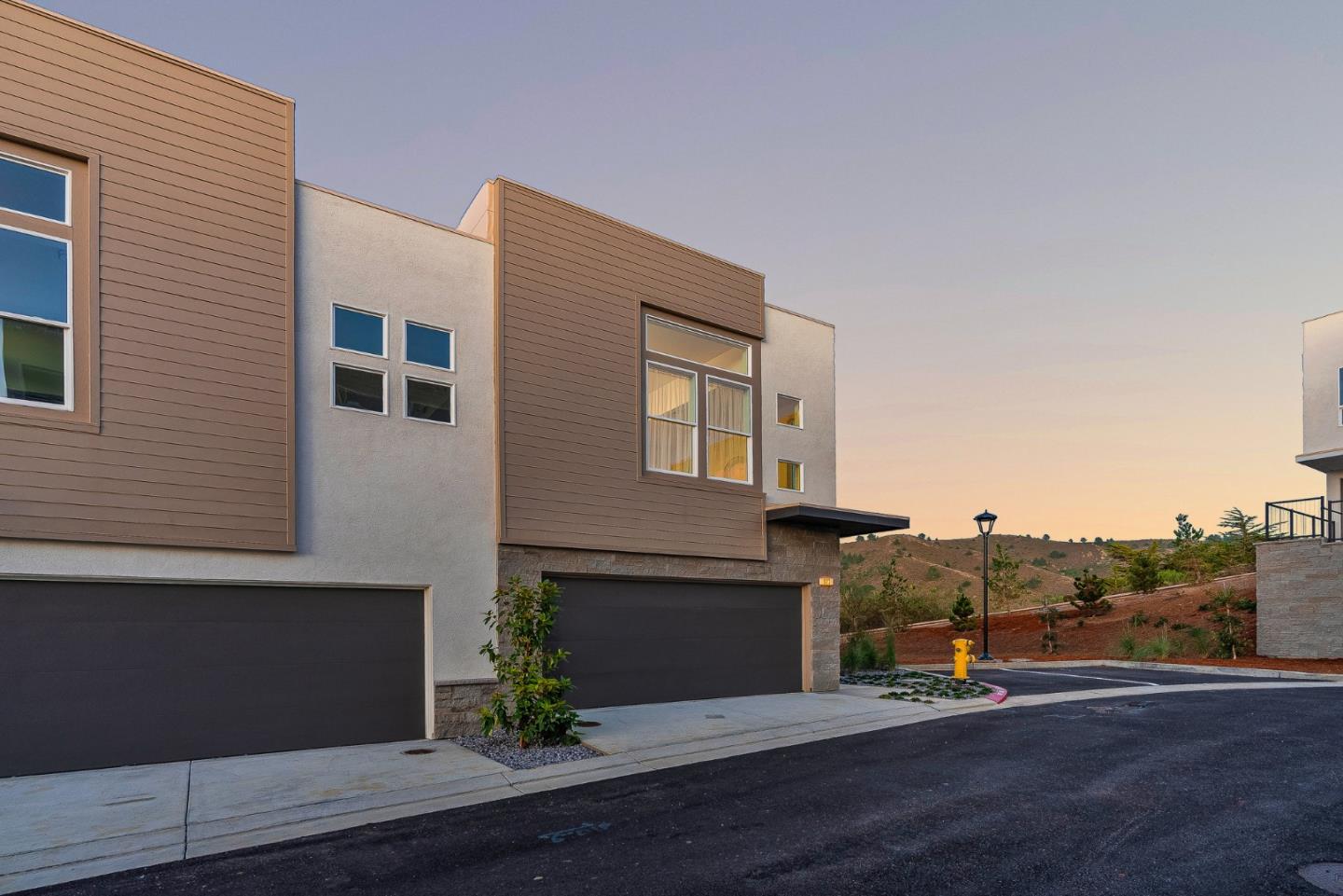 Pacifica, California, 94044, United States, 2 Bedrooms Bedrooms, ,3 BathroomsBathrooms,Residential,For Sale,1989147