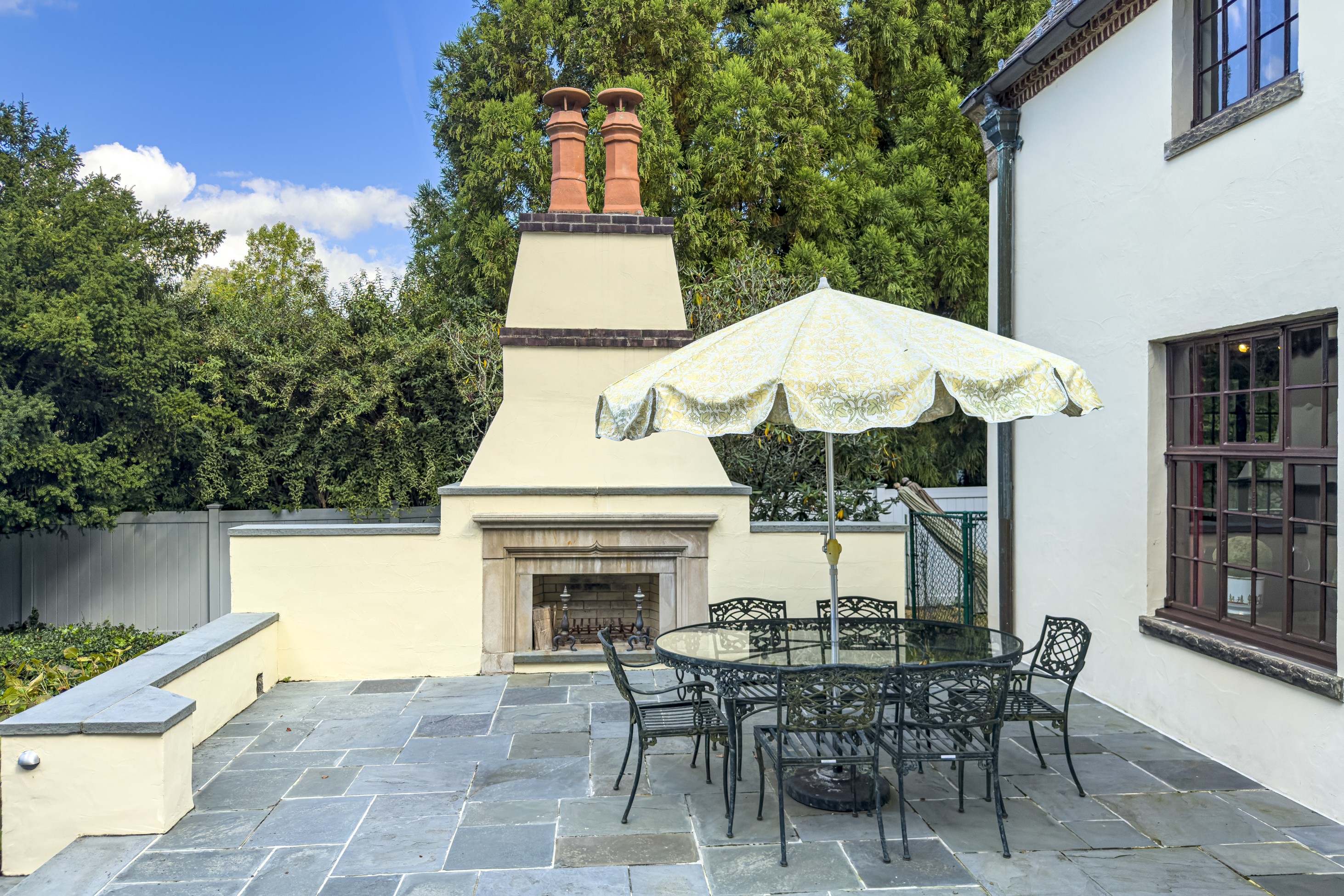  Modernized Tudor on a Magnificent Oversized Lot - 物件實景