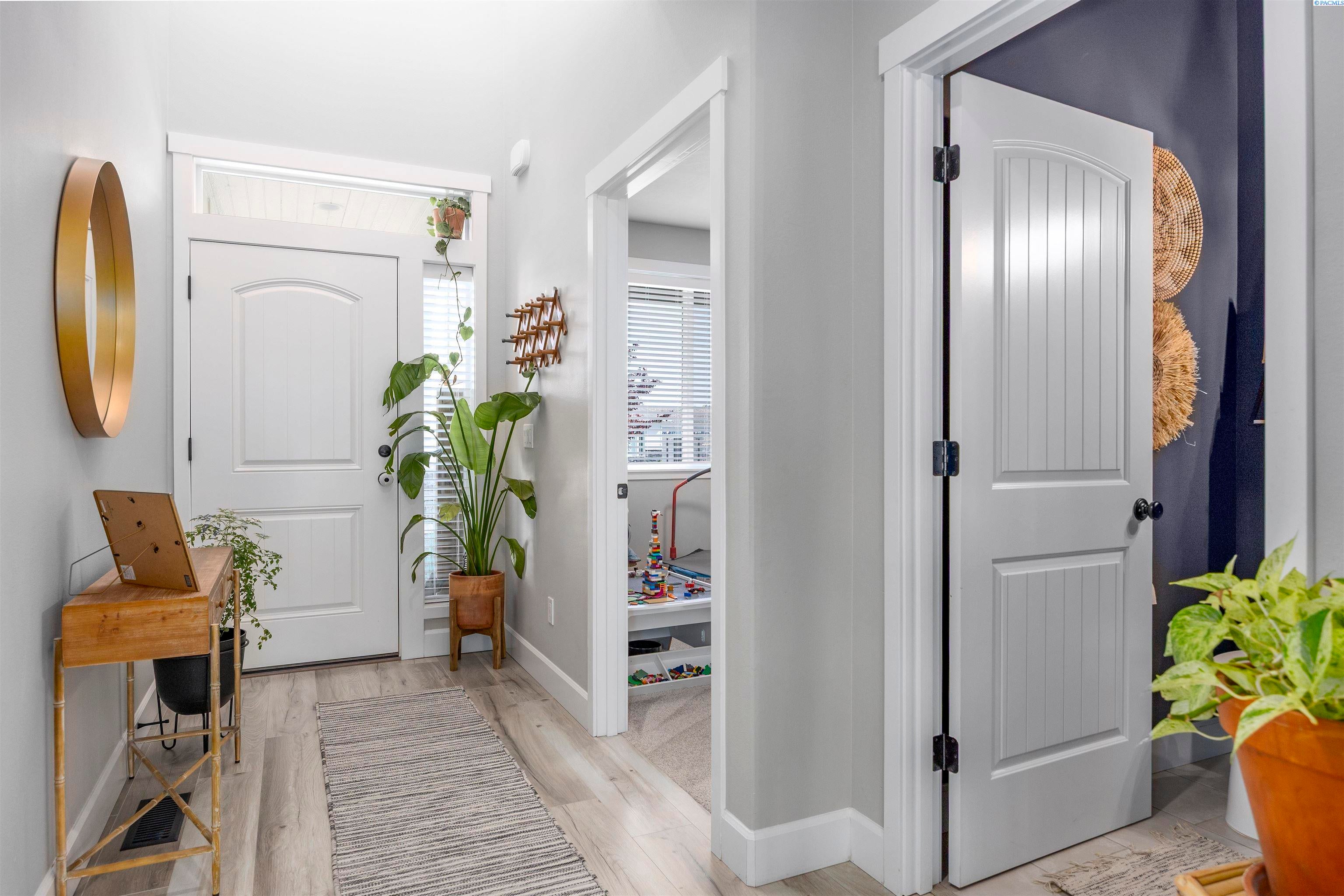 Kennewick, Washington, 99338, United States, 5 Bedrooms Bedrooms, ,3 BathroomsBathrooms,Residential,For Sale,1984207