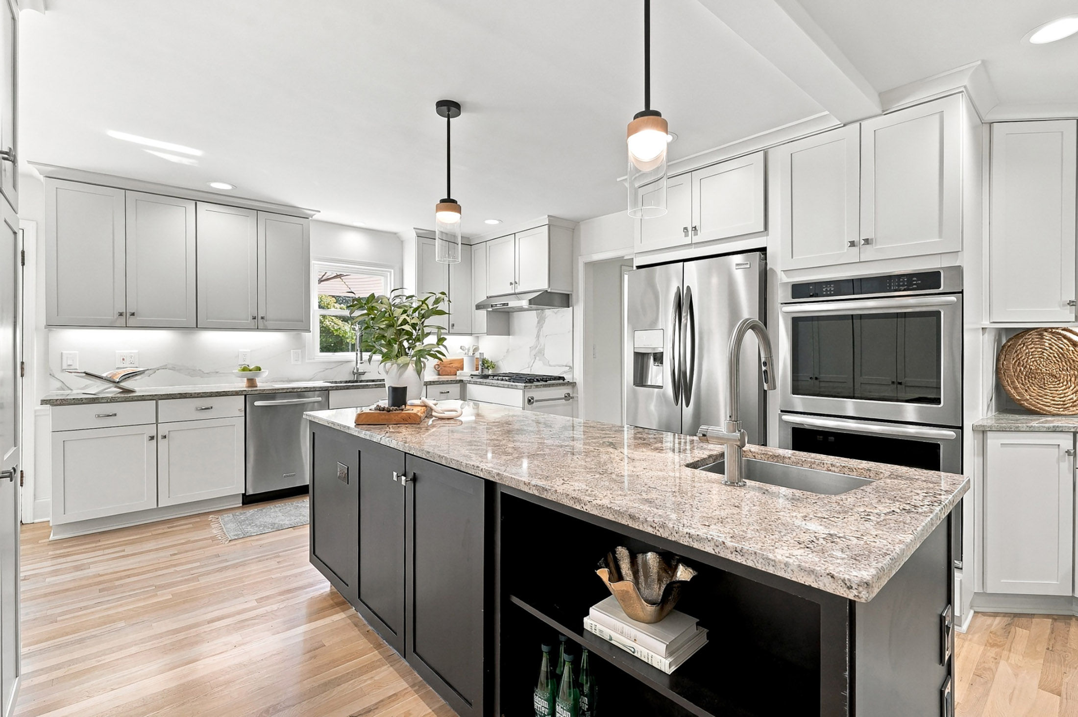  Classic Colonial Charm Meets Beautifully Updated Interiors - 物件實景