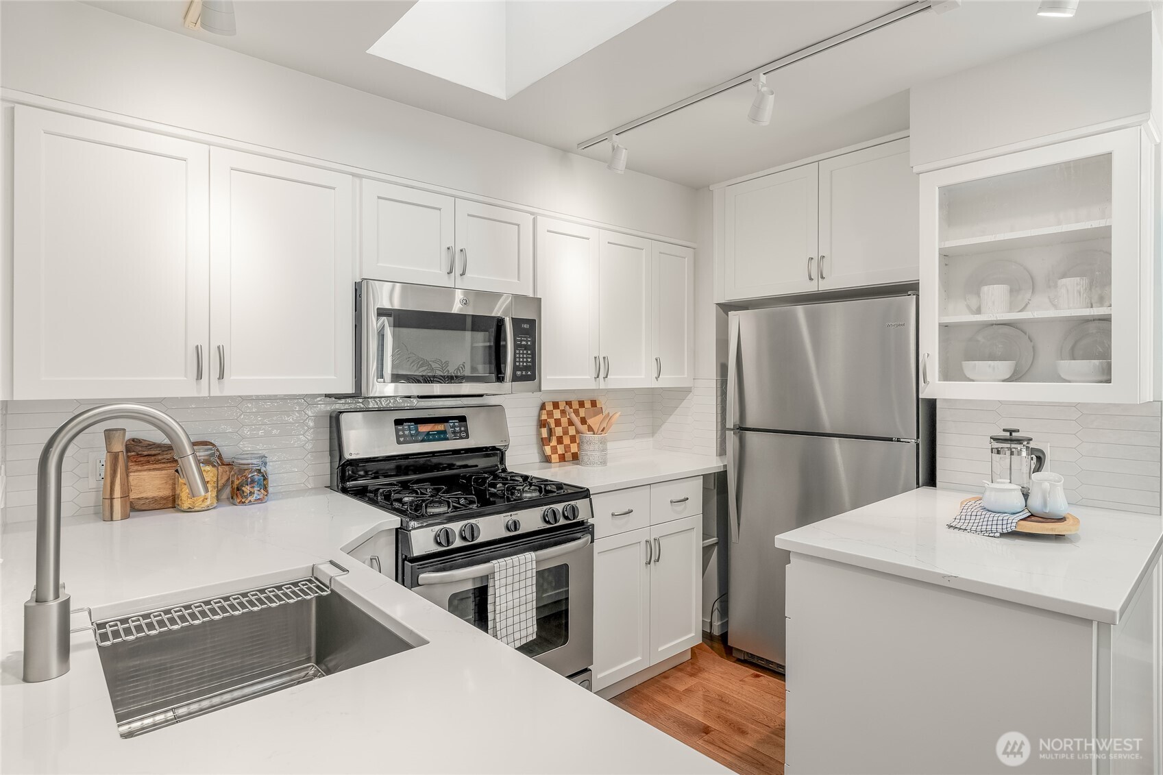 Kirkland, Washington, 98033, United States, 3 Bedrooms Bedrooms, ,2 BathroomsBathrooms,Residential,For Sale,1988237