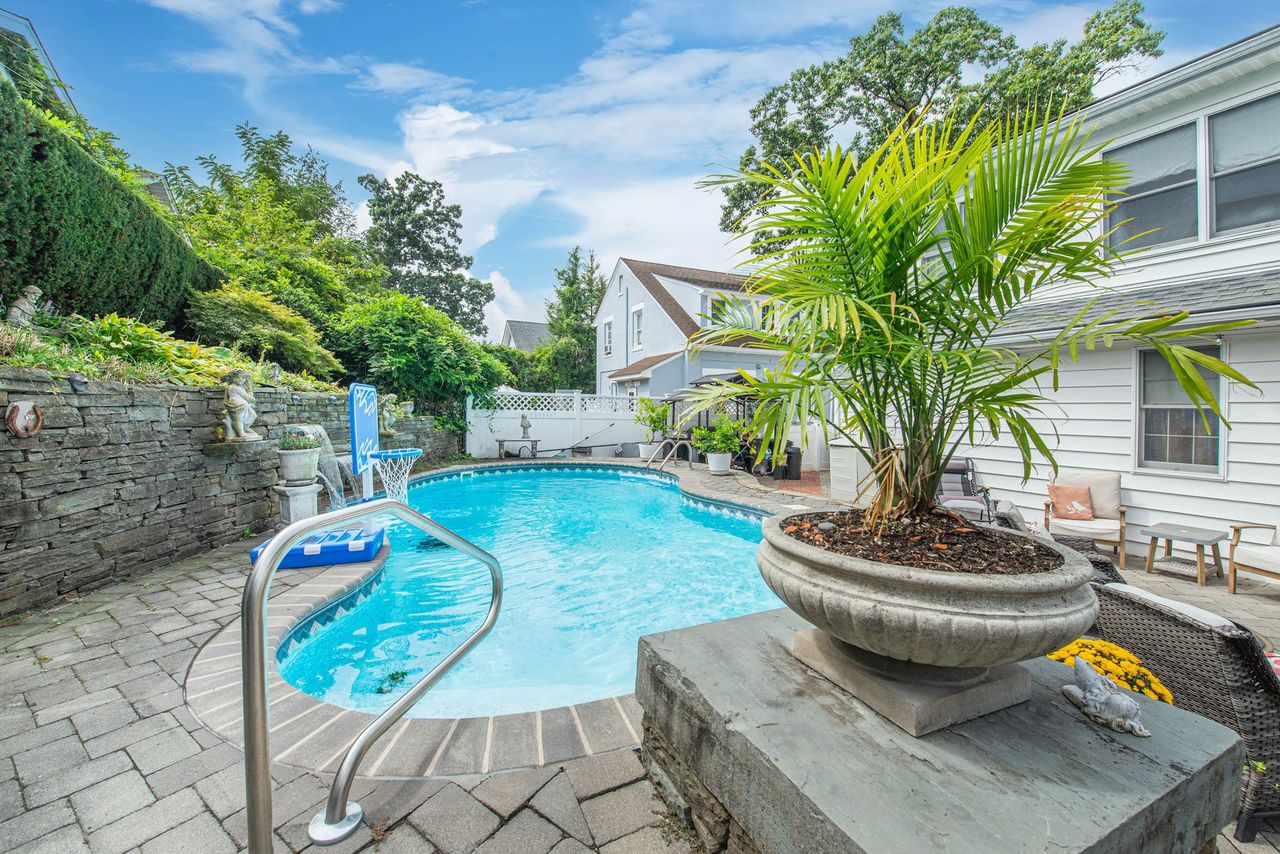 Wood Ridge, New Jersey, 07075, United States, 4 Bedrooms Bedrooms, ,4 BathroomsBathrooms,Residential,For Sale,1978112