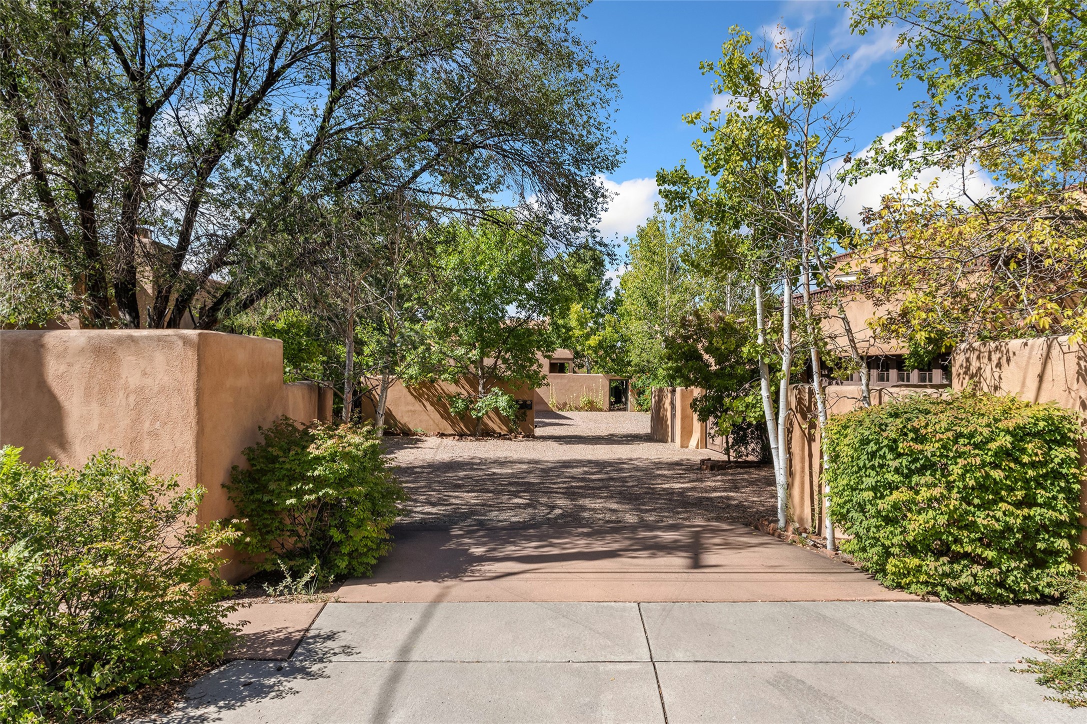  992 and 994 Old Pecos Trail - 物件實景
