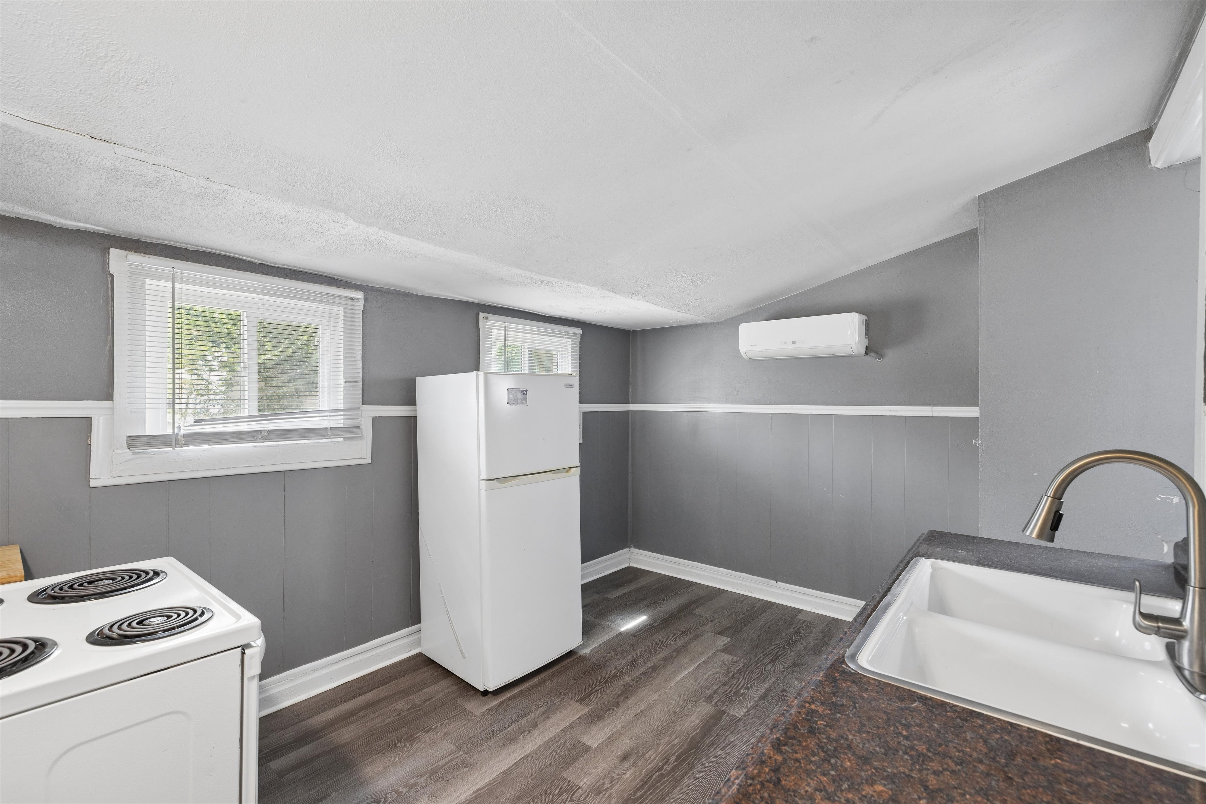 A rare opportunity to own a three-unit residential income property designed for - 物件實景