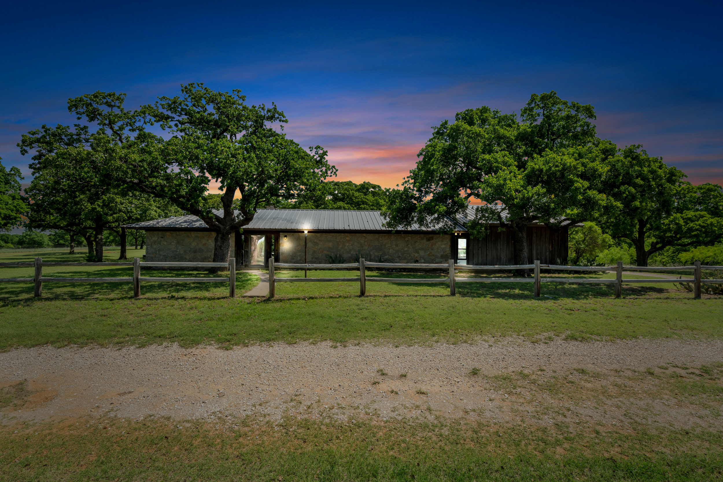  Ranch Style Rock Home on Private 80 Acres - 物件實景