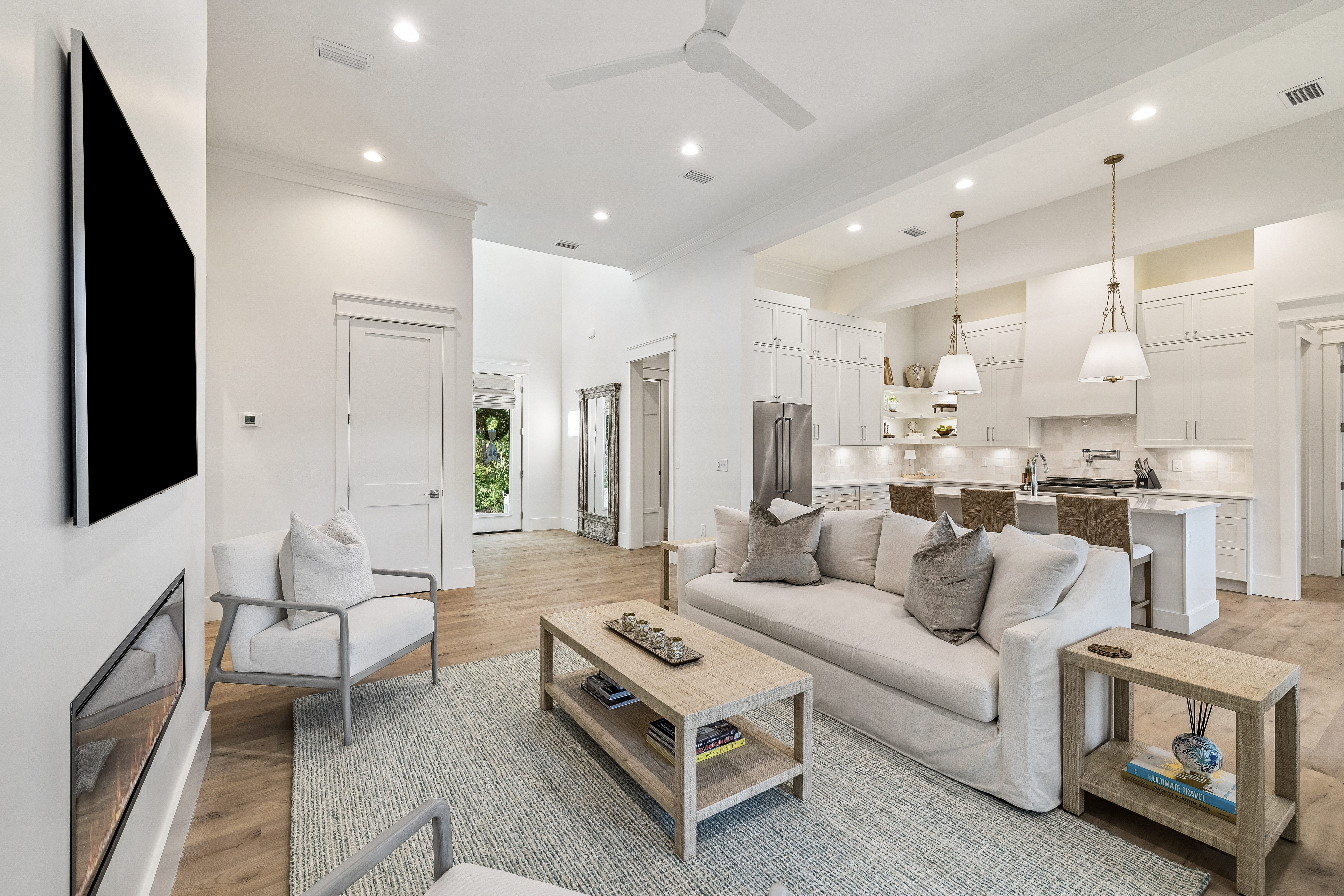  Custom Coastal Luxury with Walkable Beach Access - 物件實景